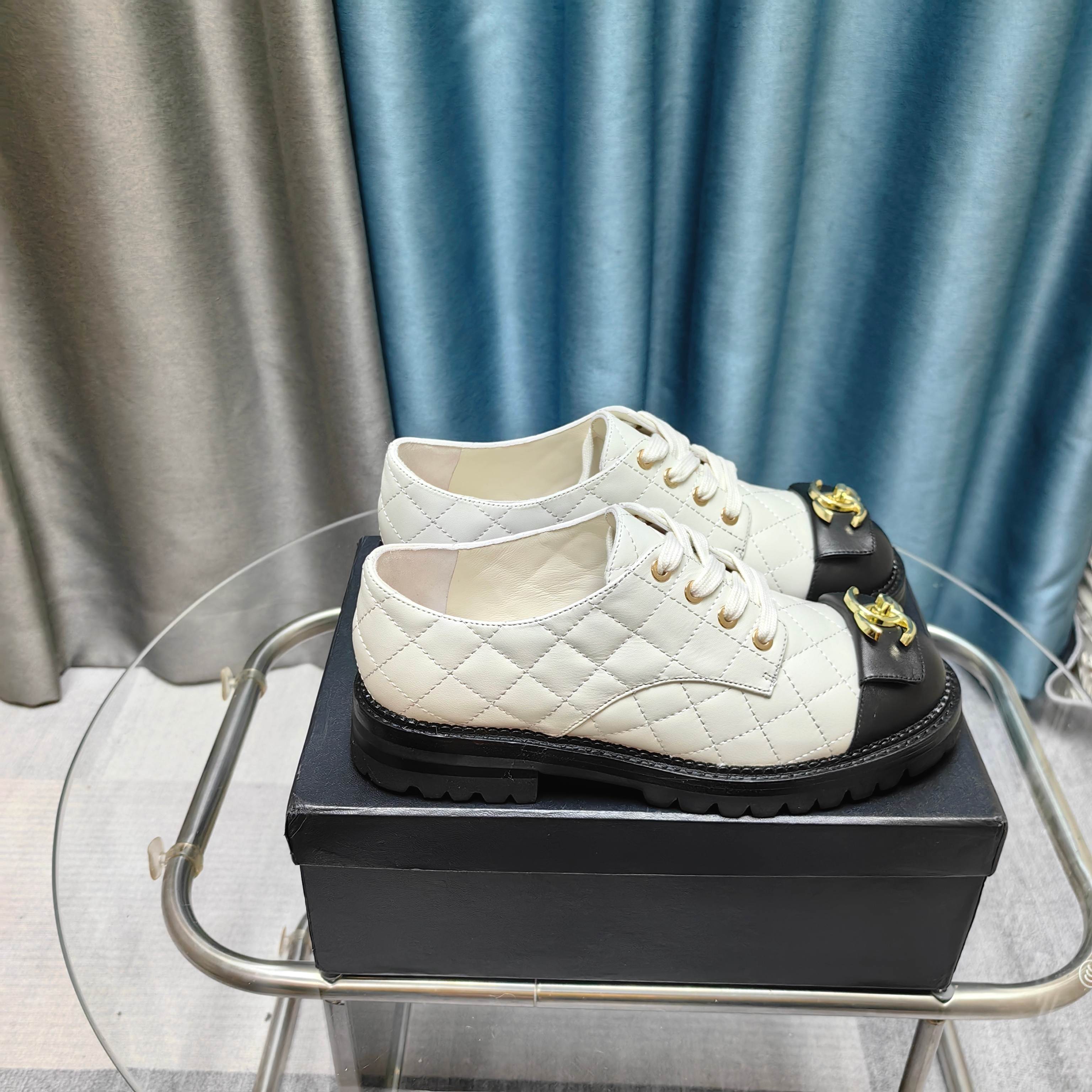 NO:257504,Chanel Xiaoxiang 25K new single shoes, original 1:1 replica, classic among classics, whether paired with pants or skirts, the small round head design is very good to modify the foot shape, a must-have for little fairies!  The upper is made of imported calfskin, top-grade mixed-bred sheepskin inside, original outsole, size 35-39 (customized by 40/41), loafers, chanel, loafers, skirts, cowhide, sheepskin19860909Chanel 小香25K新品单鞋 原版1:1复刻 经典中的经典 无论搭配裤装还是裙装都是完美 小圆头的设计很好的修饰脚型 小仙女们必备！ 鞋面采用进口小牛皮 内里顶级混种羊皮 原版大底 码数 35-39（40/41定制）,乐福鞋,chanel,loafers,skirts,cowhide,sheepskin,Women's Shoes