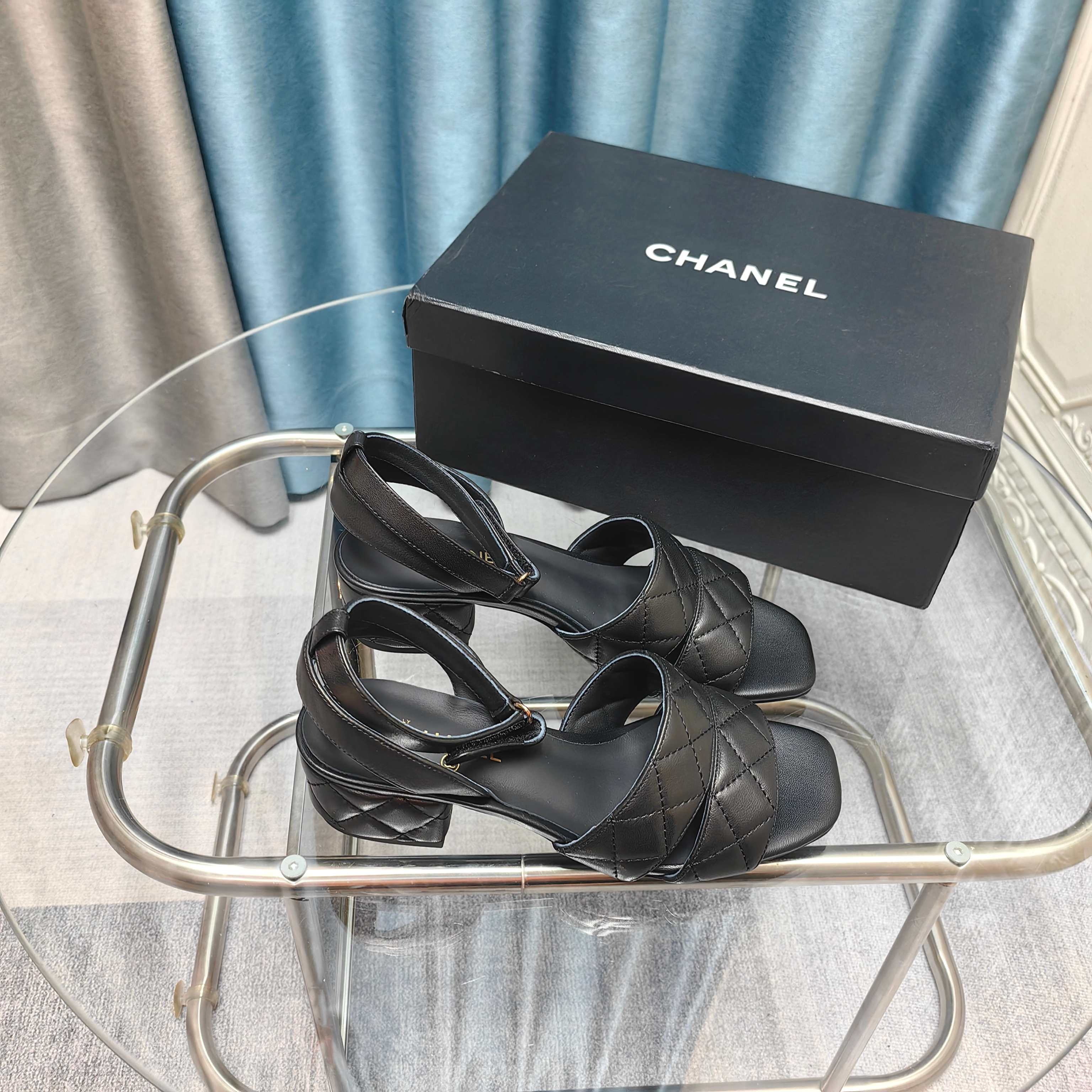 NO:257498,★★★★★★ Many celebrities are popular with a versatile series that domestic and foreign bloggers are popular. A must-have for spring and summer wardrobe matching. Sandals are the first choice. Upper imported sheepskin inner lining: imported crystal sheepskin lining, original mold-open custom leather sole Shoe size: 35-39 (34, 40, 41, customized without return) Delivery latest luxury counter synchronous packaging Slippers sandals, slippers, sandals, slippers, sheepskin19860909★★★★★ 众多明星网红上脚,国内外博主刷爆的一个百搭系列,春夏衣橱搭配必备 凉鞋首选. 鞋面进口羊皮  内里: 进口水晶羊皮内里 大底原版开模定制真皮底 鞋码: 35-39（34、40、41、定做不退换） 配送豪华最新专柜同步包装 拖鞋凉鞋,拖鞋,sandals,slippers,sheepskin,Women's Shoes