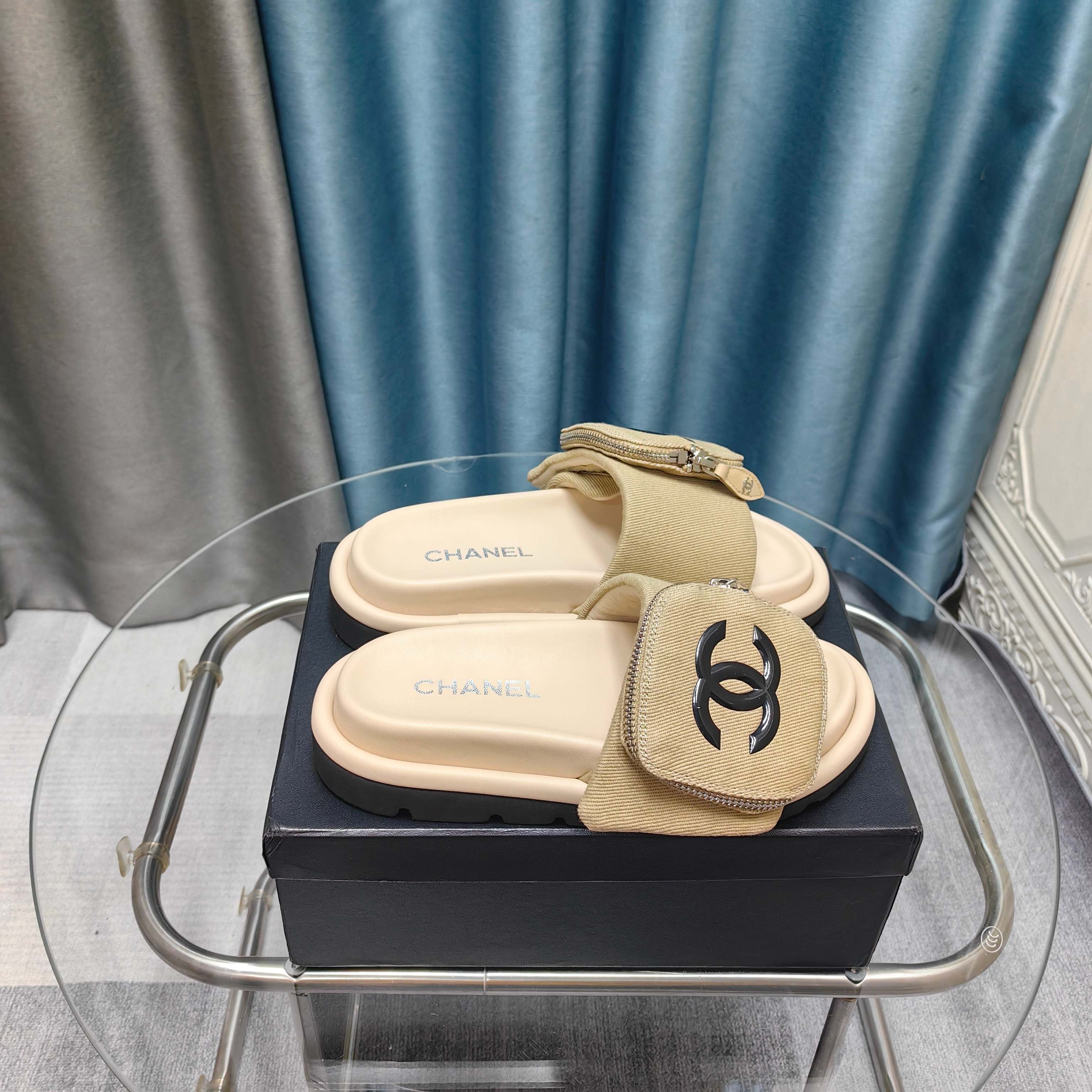 NO:257492,*25ss Mier Pocket Bread Drag Counter [authentic level] version!  !  Popular model!  !  The counter is out of stock, and it is recommended to have a pair of people. The fat Mier feels soft and soft, and looks good!  It is easy to wear and slim when you wear your feet by 3m. It is surprising to wear them on a daily basis. This series is now available for sale. The counter is purchased for 6,700!  !  !  Original imported knitted silk silk. The counter of the entire network supports inspection and comparison, and supports package return and replacement. Official catalogue: 35-42 (40.41.42 custom-made non-return and exchange) are equipped with genuine Italian packaging, slippers, slippers, silk fabric19860909*25ss蜜儿口袋面包拖 专柜【正品级】版本！！ 人气款！！专柜断货王,推荐人手一双,胖墩墩的蜜儿拖软绵绵脚感,颜值款！上脚增高3m好穿又显瘦,日常随意搭配尽是惊讶,本系列现已登陆发售. 专柜以6700购入！！！原厂进口针织绸缎 全网专柜支持验货对比,支持包退包换. 官方目录 码数35-42(40.41.42定做不退换) 均配有意大利正品包装,拖鞋,slippers,silk fabric,Women's Shoes