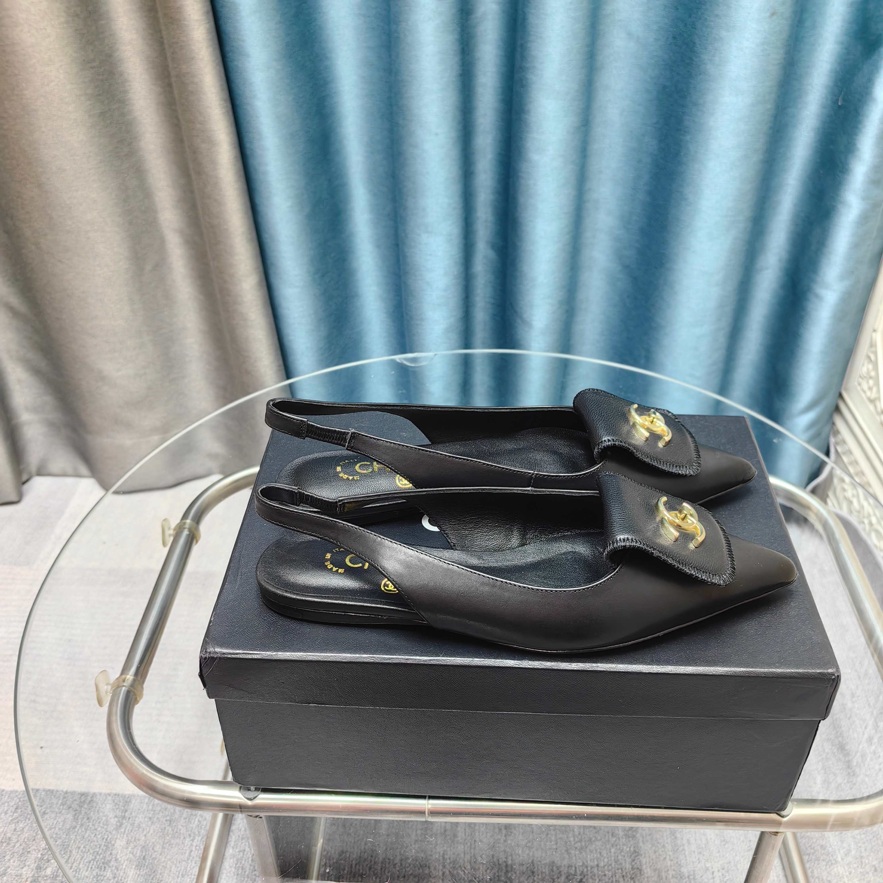 NO:257509,2025★★★★★★ Many celebrities are here to watch, a versatile series that domestic and foreign bloggers are popular. A must-have for spring and summer wardrobe matching. Sandals are the first choice. Upper imported sheepskin inner lining: imported sheepskin lining, original mold-open custom leather sole Shoe size: 35-39 (34, 40, 41, customized without return) Delivery luxury latest counter synchronous packaging, sandals, sandals, sheepskin198609092025★★★★★ 众多明星网红上脚,国内外博主刷爆的一个百搭系列,春夏衣橱搭配必备 凉鞋首选. 鞋面进口羊皮  内里: 进口羊皮内里 大底原版开模定制真皮底 鞋码: 35-39（34、40、41、定做不退换） 配送豪华最新专柜同步包装,凉鞋,sandals,sheepskin,Women's Shoes