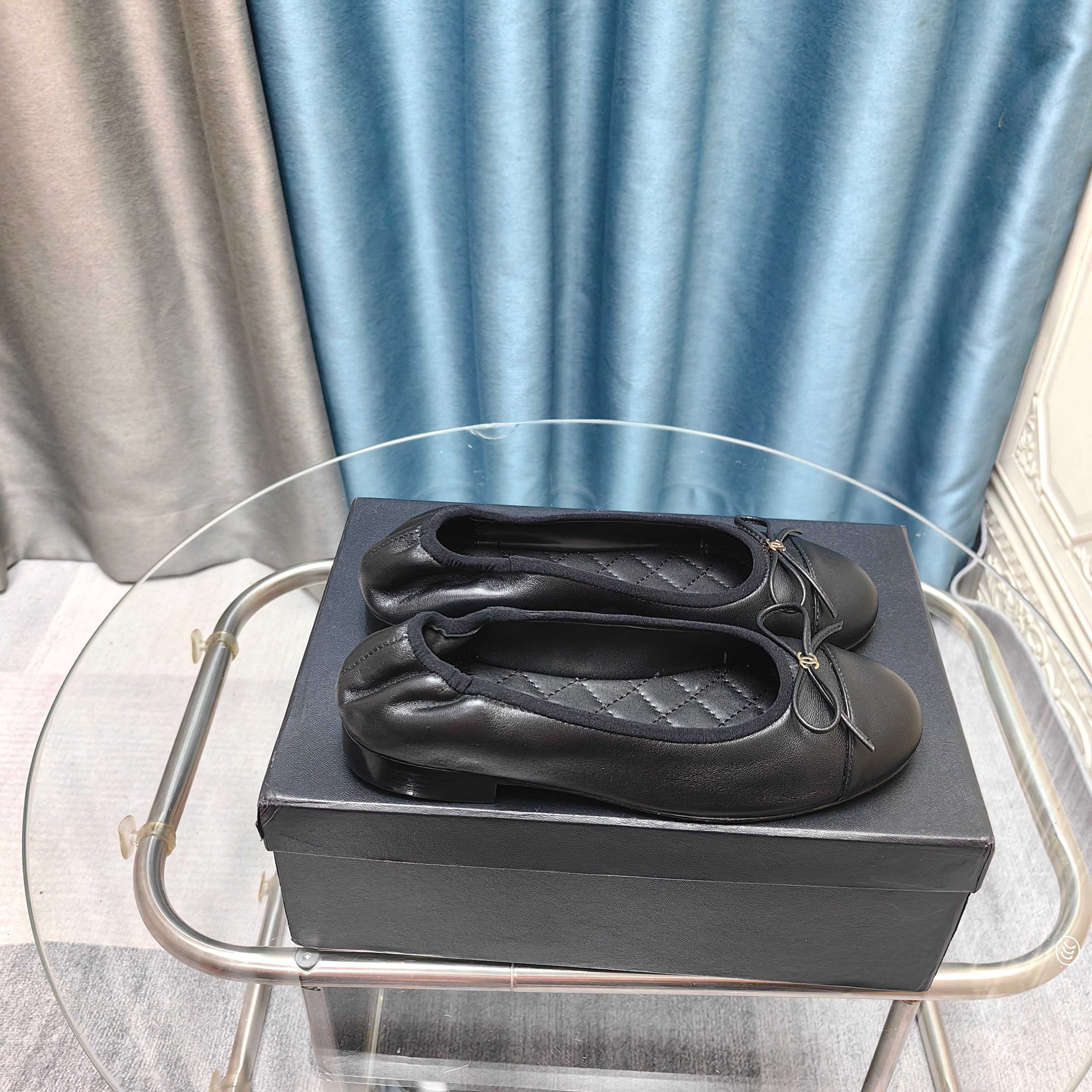 NO:257497,2025★★★★★★ Many celebrities are here to watch, a versatile series that domestic and foreign bloggers are popular, a must-have for spring and summer wardrobe matching. First choice. Upper imported sheepskin inner lining: imported sheepskin inner lining, original mold-open custom leather sole Shoe size: 35-39 (34, 40, 41, customized without return) Delivery luxury latest counter synchronous packaging, single shoes, sheepskin198609092025★★★★★ 众多明星网红上脚,国内外博主刷爆的一个百搭系列,春夏衣橱搭配必备 首选. 鞋面进口羊皮  内里: 进口羊皮内里 大底原版开模定制真皮底 鞋码: 35-39（34、40、41、定做不退换） 配送豪华最新专柜同步包装,单鞋,sheepskin,Women's Shoes