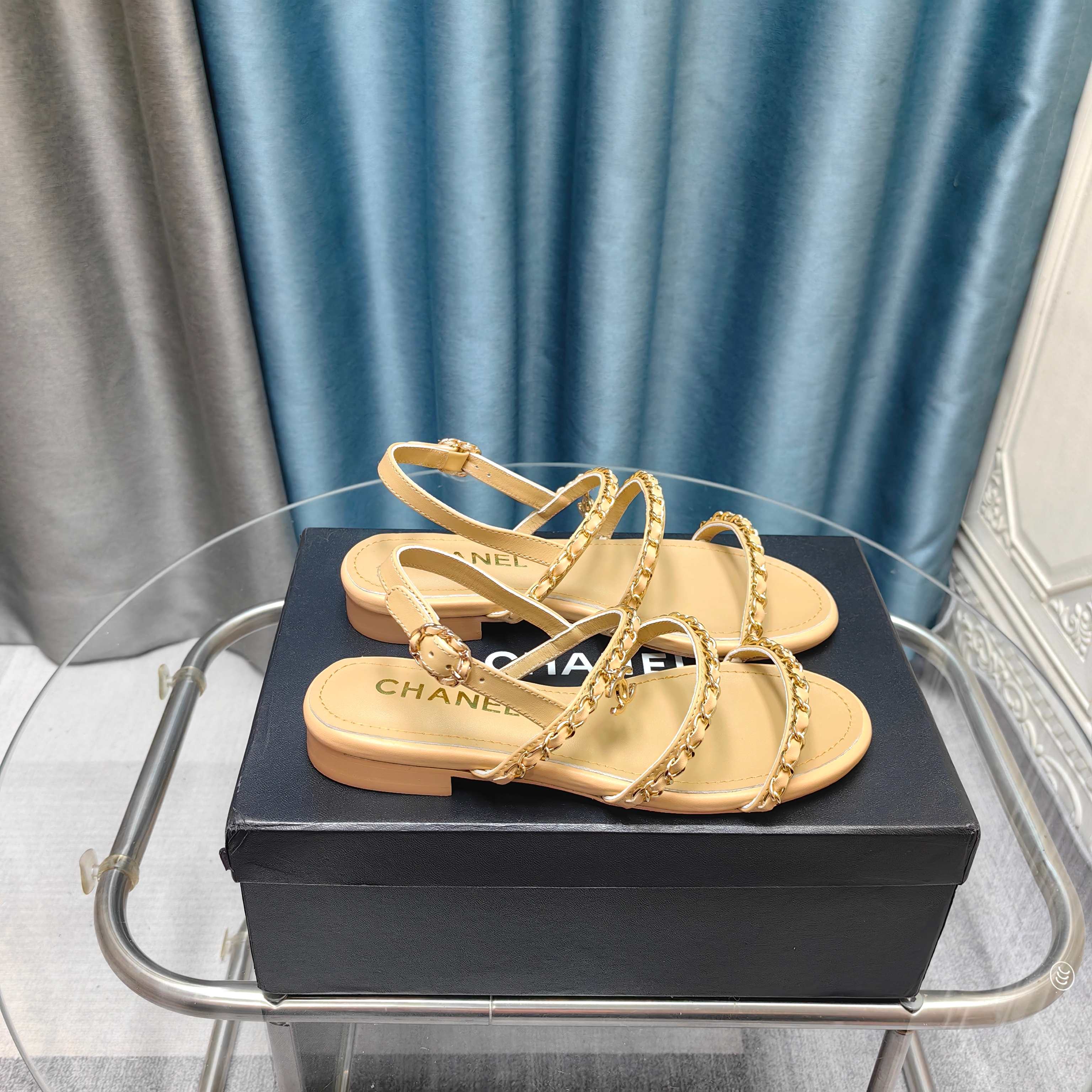 NO:257491,2025★★★★★★ Many celebrities are here to watch, a versatile series that domestic and foreign bloggers are popular. A must-have for spring and summer wardrobe matching. Sandals are the first choice. Upper imported sheepskin inner lining: imported crystal sheepskin inner lining, original mold-open custom leather sole Shoe size: 35-39 (34, 40, 41, customized without return and exchange) Delivery luxury latest counter synchronous packaging, sandals, sandals, sheepskin198609092025★★★★★ 众多明星网红上脚,国内外博主刷爆的一个百搭系列,春夏衣橱搭配必备 凉鞋首选. 鞋面进口羊皮  内里: 进口水晶羊皮内里 大底原版开模定制真皮底 鞋码: 35-39（34、40、41、定做不退换） 配送豪华最新专柜同步包装,凉鞋,sandals,sheepskin,Women's Shoes