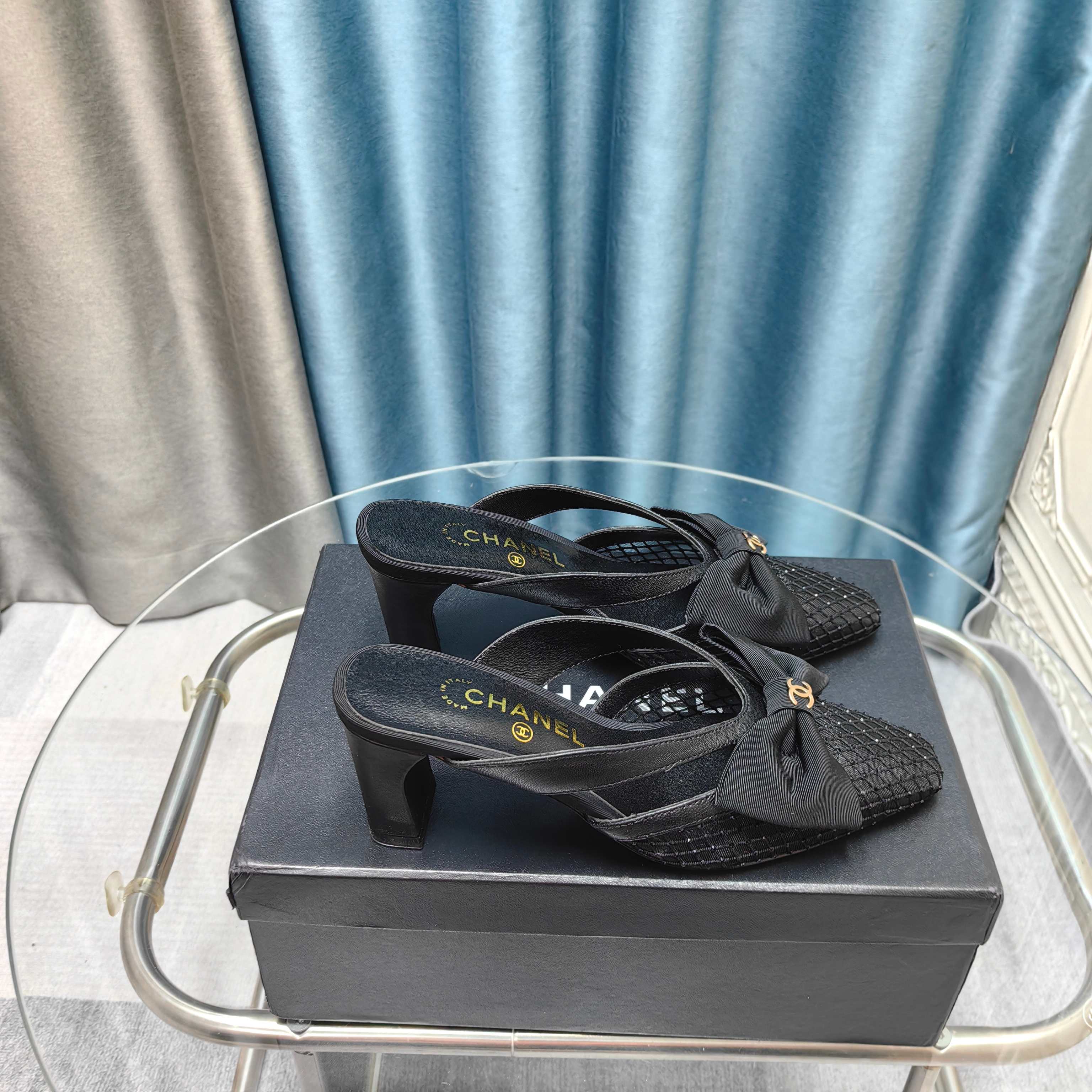 NO:257485,2025★★★★★★ Many celebrities are here to watch, a versatile series that domestic and foreign bloggers are popular. A must-have for spring and summer wardrobe matching. The first choice for slippers. Upper imported sheepskin inner lining: imported crystal sheepskin inner lining, large sole original mold custom leather sole Shoe size: 35-39 (34, 40, 41, customized without return and exchange) Delivery luxury latest counter synchronous packaging, semi-torch, slippers, sheepskin198609092025★★★★★ 众多明星网红上脚,国内外博主刷爆的一个百搭系列,春夏衣橱搭配必备 拖鞋首选. 鞋面进口羊皮  内里: 进口水晶羊皮内里 大底原版开模定制真皮底 鞋码: 35-39（34、40、41、定做不退换） 配送豪华最新专柜同步包装,半拖,slippers,sheepskin,Women's Shoes