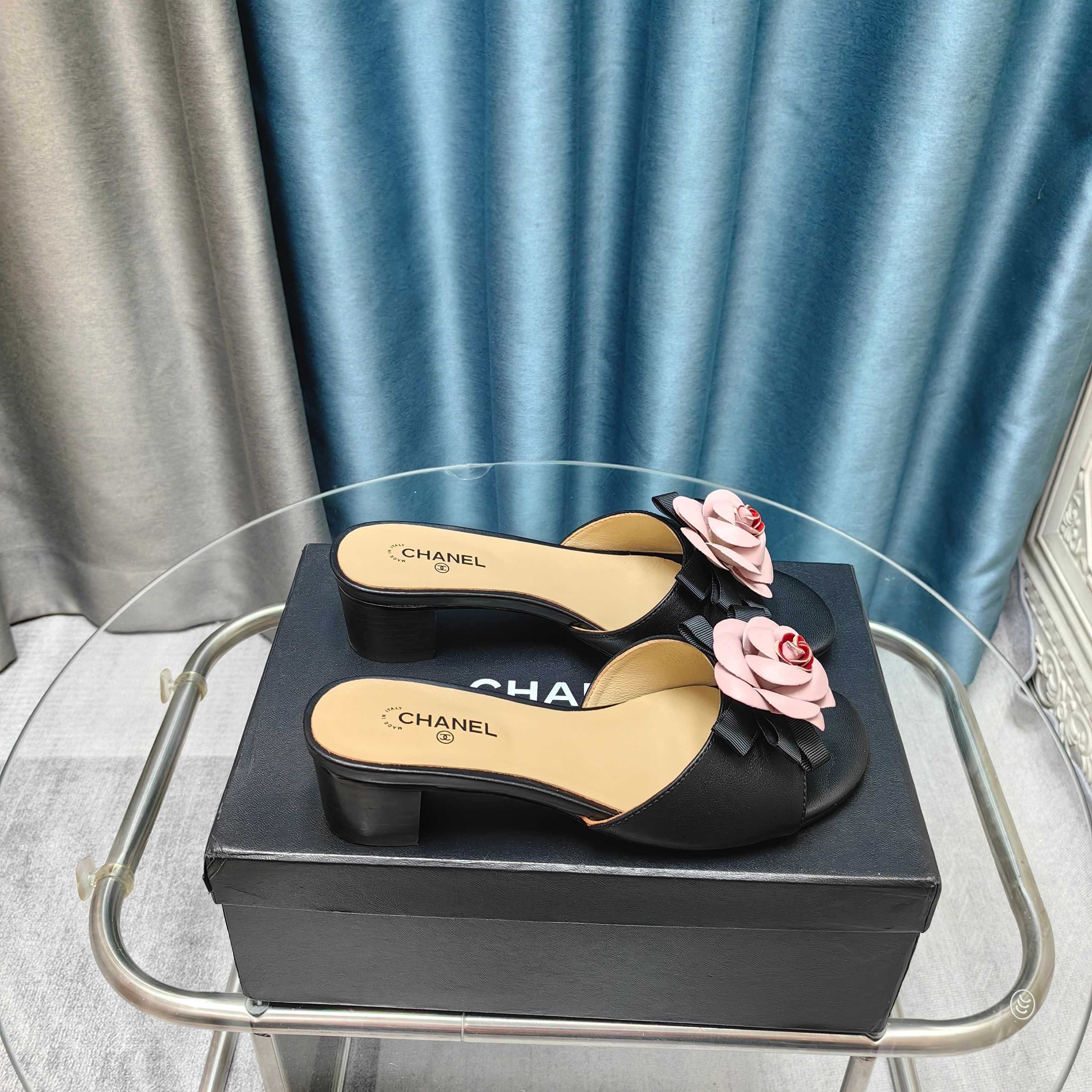 NO:257480,CHA Xiaoxiang 25P spring and summer new camellia cold mops. This season's camellia series is really beautiful. Grandma Xiang's usual elegant and famous temperament is full of high-end feeling!  It’s very nice to wear barefoot or paired with skirts or trousers, it’s very versatile!  Invincible beauty!  Special fairy, full of girly feeling, the upper is imported lambskin, the inner foot pad is mixed-bred sheepskin, the slippers are real leather sole Size35-39 (customized by 34, 40/41), slippers, slippers, slippers, skirts, sheepskin19860909CHA小香25P春夏新品山茶花凉拖 这一季山茶花系列真的超美 香奶奶家一贯的优雅名媛气质 高级感十足！上脚非常nice～ 不管光脚穿或搭配裙装、裤装、 都非常百搭！无敌美！特别仙 少女感爆棚 鞋面采用进口小羊皮 内里垫脚是混种羊皮 拖鞋为真皮底 Size35-39（34,40/41定制）,拖鞋,slippers,skirts,sheepskin,Women's Shoes