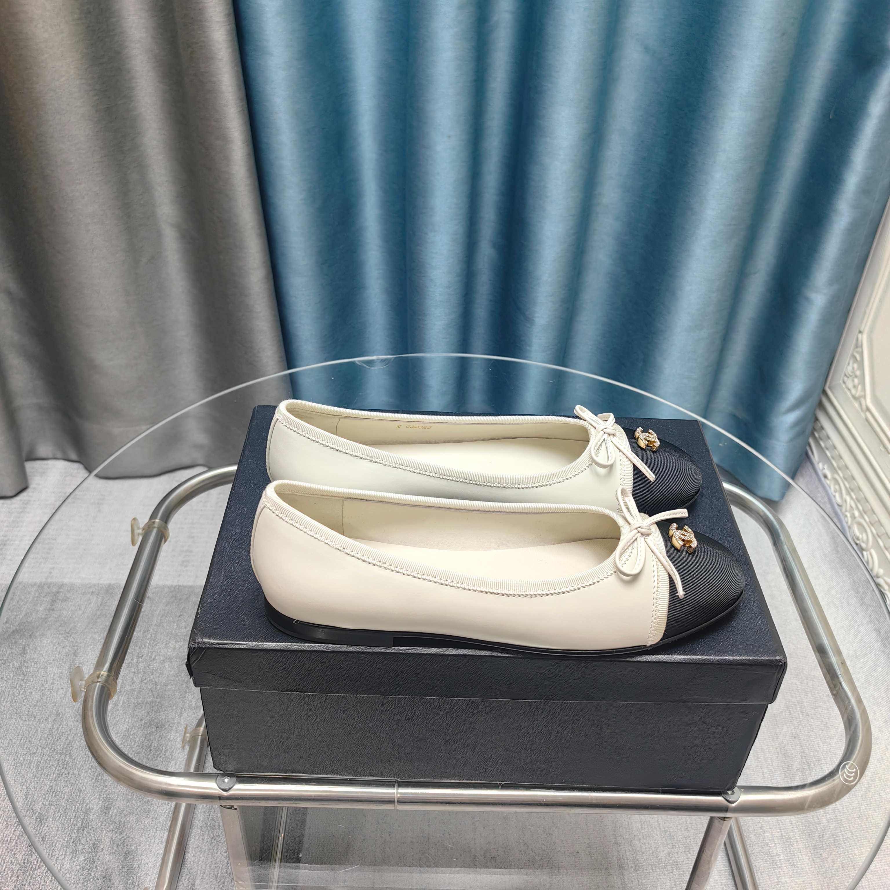 NO:257477,2025★★★★★★ Many celebrities are here to watch, a versatile series that domestic and foreign bloggers are popular, a must-have for spring and summer wardrobe matching. First choice. Upper imported sheepskin inner lining: imported sheepskin lining, original mold-open custom leather sole Shoe size: 35-39 (34, 40, 41, customized without return) Delivery luxury latest counter synchronous packaging, ballet shoes, sheepskin198609092025★★★★★ 众多明星网红上脚,国内外博主刷爆的一个百搭系列,春夏衣橱搭配必备 首选. 鞋面进口羊皮  内里: 进口羊皮内里 大底原版开模定制真皮底 鞋码: 35-39（34、40、41、定做不退换） 配送豪华最新专柜同步包装,芭蕾舞鞋,sheepskin,Women's Shoes