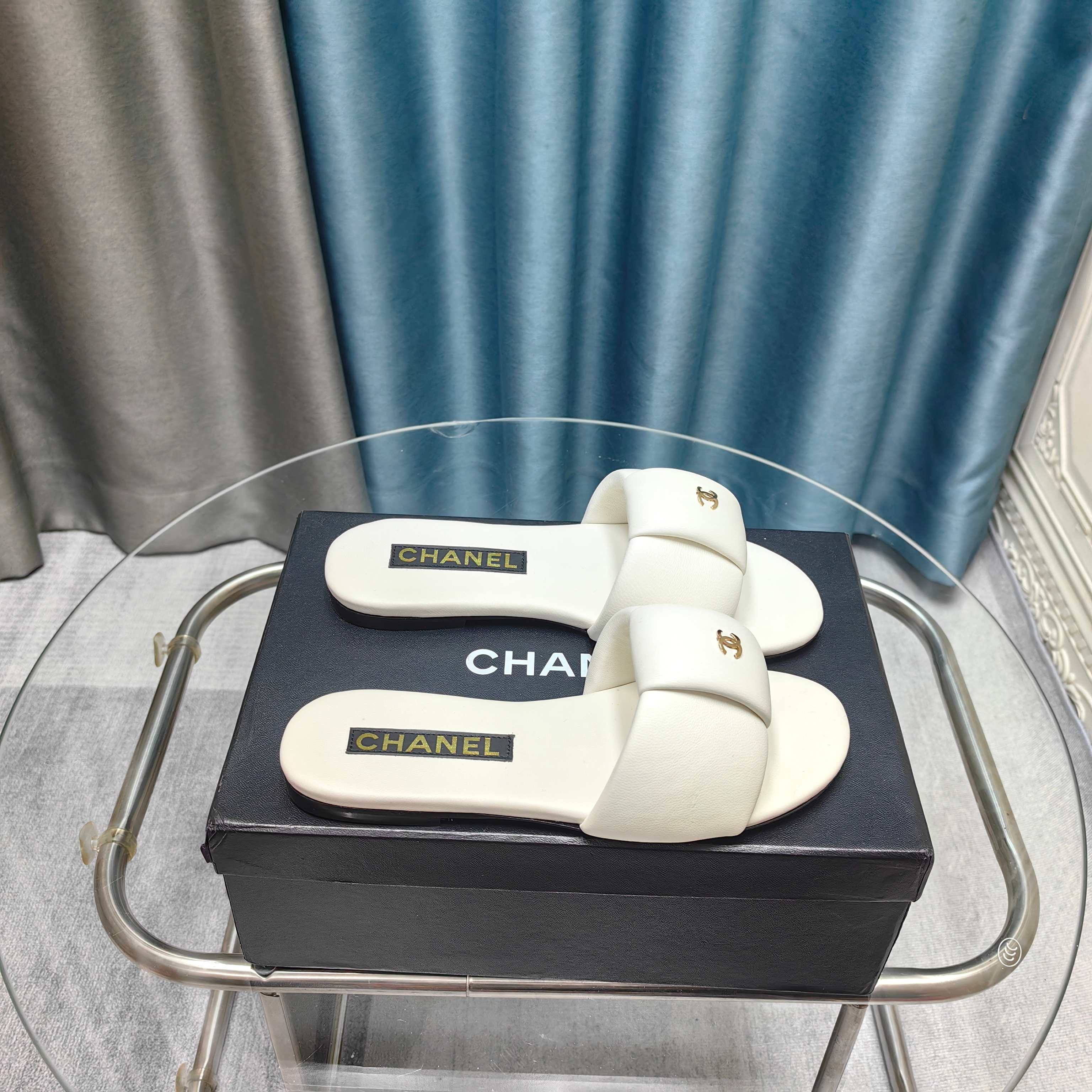 NO:257469,2025★★★★★★ Many celebrities are here to watch, a versatile series that domestic and foreign bloggers are popular. A must-have for spring and summer wardrobe matching. The first choice for slippers. Upper imported Tian Sheepskin Inner: Imported crystal sheepskin inner lining, large sole original mold custom leather sole Shoe size: 35-39 (34, 40, 41, customized without return and exchange) Delivery luxury latest counter synchronous packaging, slippers, slippers, sheepskin198609092025★★★★★ 众多明星网红上脚,国内外博主刷爆的一个百搭系列,春夏衣橱搭配必备 拖鞋首选. 鞋面进口天羊皮  内里: 进口水晶羊皮内里 大底原版开模定制真皮底 鞋码: 35-39（34、40、41、定做不退换） 配送豪华最新专柜同步包装,拖鞋,slippers,sheepskin,Women's Shoes