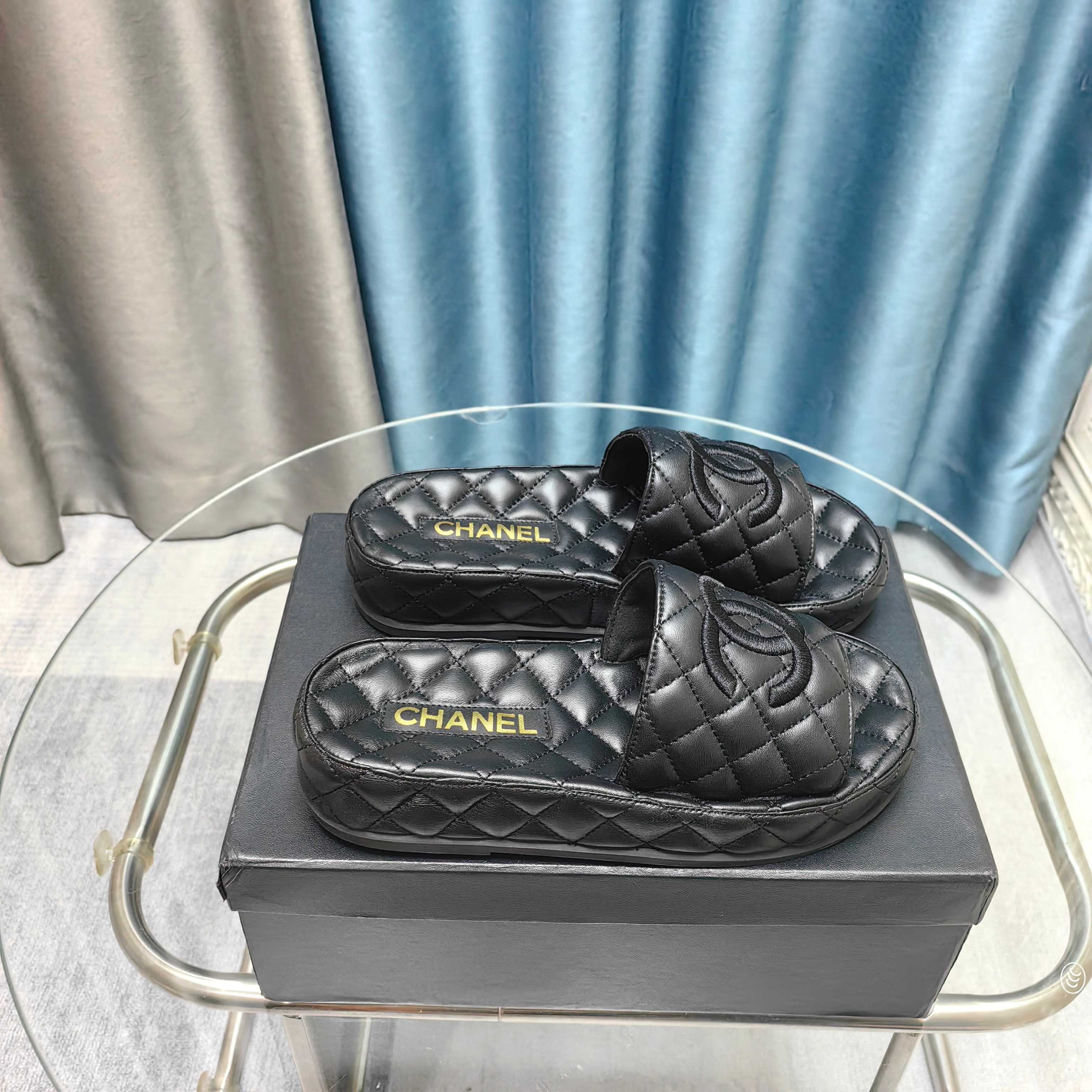 NO:257473,2025★★★★★★ Many celebrities are here to watch, a versatile series that domestic and foreign bloggers are popular. A must-have for spring and summer wardrobe matching. The first choice for slipper shoes. Upper imported Tian Sheepskin Inner: Imported crystal sheepskin inner lining, large sole original mold-open custom rubber sole Shoe size: 35-39 (34, 40, 41, customized without return) Delivery of luxury latest counter synchronous packaging, slippers, slippers, sheepskin198609092025★★★★★ 众多明星网红上脚,国内外博主刷爆的一个百搭系列,春夏衣橱搭配必备 拖鞋鞋首选. 鞋面进口天羊皮  内里: 进口水晶羊皮内里 大底原版开模定制橡胶底 鞋码: 35-39（34、40、41、定做不退换） 配送豪华最新专柜同步包装,拖鞋,slippers,sheepskin,Women's Shoes