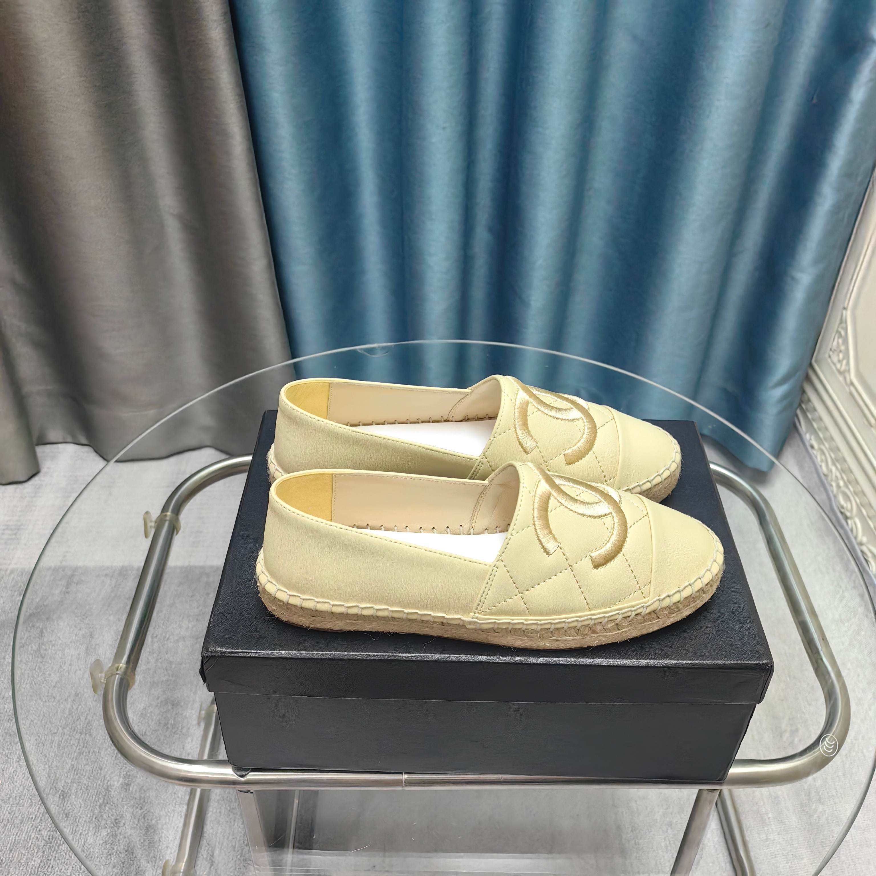 NO:257513,CHANEL Chanel new hemp rope bottom fisherman shoes. The upper is made of sheepskin electric embroidered double c, the inner cushion is silk sheepskin, super soft sheep foot pad, original glue-injected translucent rubber original color luster bottom. size35-40 (34, 41, 42 can be customized, no return or exchange), fisherman shoes, chanel, chanel, espadrilles, sheepskin19860909CHANEL香奈儿新麻绳底渔夫鞋.鞋面采用羊皮电绣双c,内里垫为丝绸羊皮,超柔软绵羊垫脚,原版注胶半透明橡胶原色麻底.size35-40（34、41、42可定做,不退换）,渔夫鞋,chanel,chanel,espadrilles,sheepskin,Women's Shoes