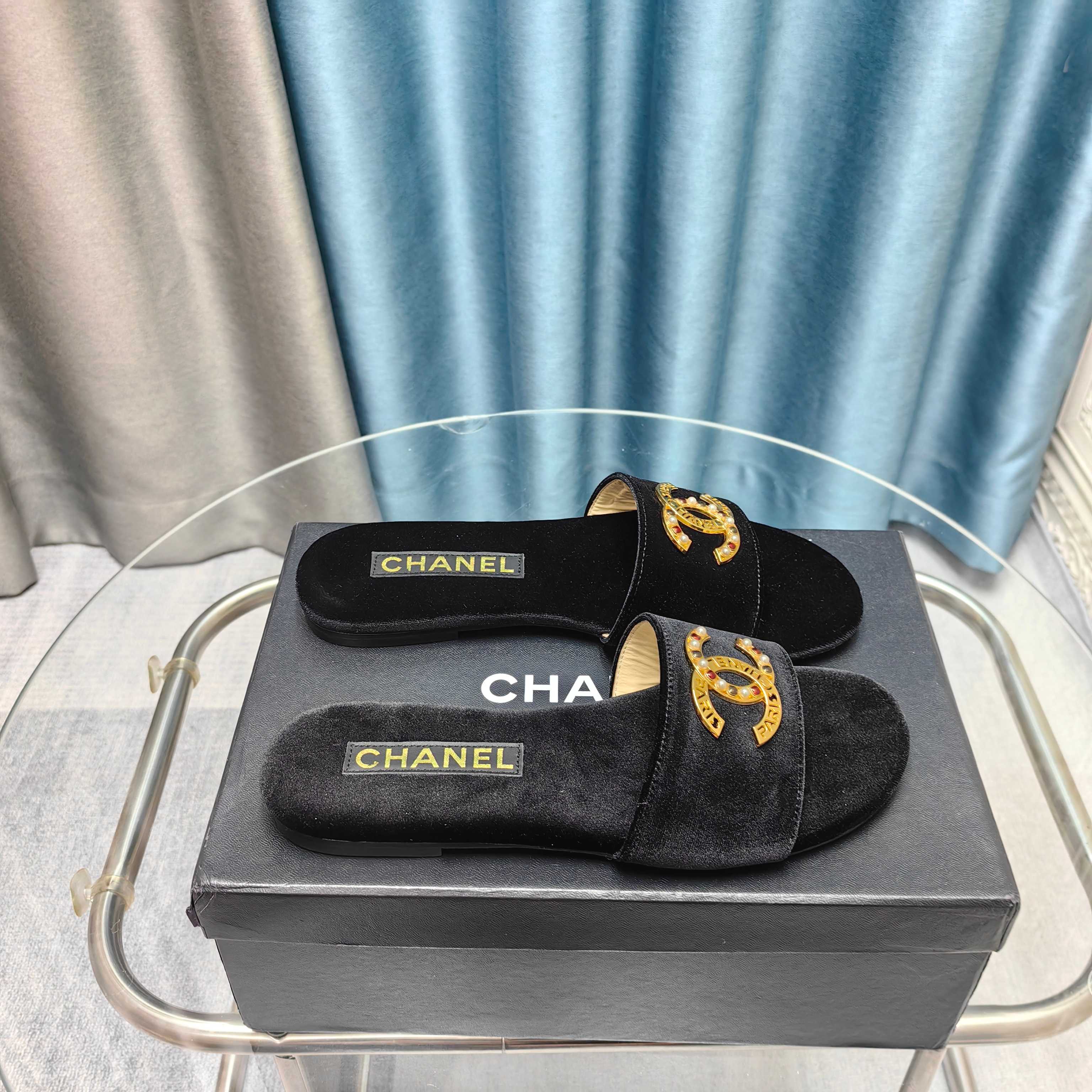 NO:257507,2025★★★★★★ Many celebrities are popular, a versatile series that domestic and foreign bloggers are popular. A must-have for spring and summer wardrobe matching. The first choice for slippers. Upper imported velvet. Inner: Imported crystal sheepskin inner lining. Original mold-open custom leather sole. Shoe size: 35-39 (34, 40, 41, customized without return or exchange) Delivery luxury latest counter synchronous packaging, slippers, slippers, sheepskin198609092025★★★★★ 众多明星网红上脚,国内外博主刷爆的一个百搭系列,春夏衣橱搭配必备 拖鞋首选. 鞋面进口天鹅绒  内里: 进口水晶羊皮内里 大底原版开模定制真皮底 鞋码: 35-39（34、40、41、定做不退换） 配送豪华最新专柜同步包装,拖鞋,slippers,sheepskin,Women's Shoes