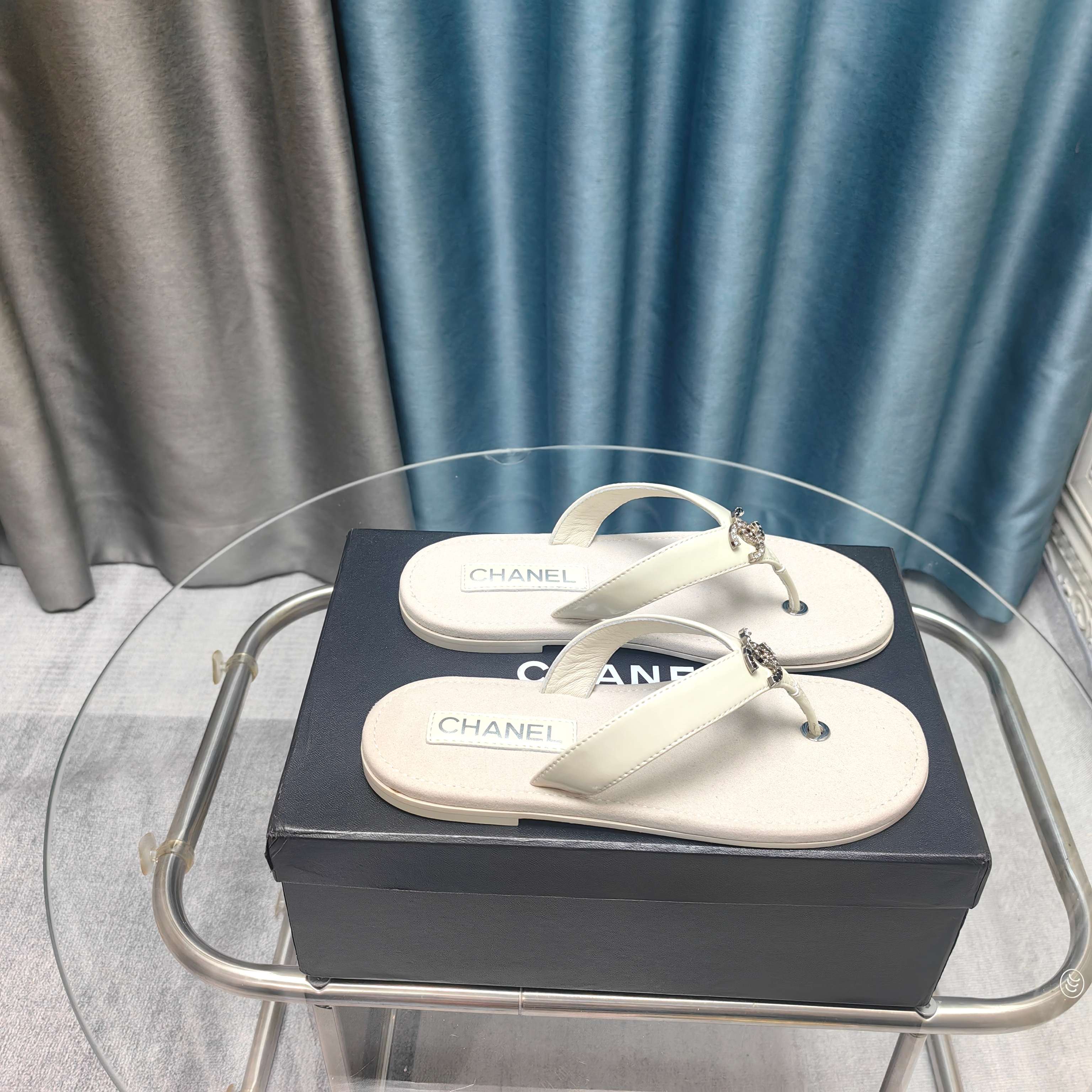 NO:257495,2025★★★★★★ Many celebrities are here to watch, a versatile series that domestic and foreign bloggers are popular. A must-have for spring and summer wardrobe matching. The first choice for slippers. Upper imported sheepskin inner lining: imported crystal sheepskin inner lining, original mold-open custom leather sole Shoe size: 35-39 (34, 40, 41, customized without return or exchange) Delivery luxury latest counter synchronous packaging, split-toe shoes, slippers, sheepskin198609092025★★★★★ 众多明星网红上脚,国内外博主刷爆的一个百搭系列,春夏衣橱搭配必备 拖鞋首选. 鞋面进口羊皮  内里: 进口水晶羊皮内里 大底原版开模定制真皮底 鞋码: 35-39（34、40、41、定做不退换） 配送豪华最新专柜同步包装,分趾鞋,slippers,sheepskin,Women's Shoes