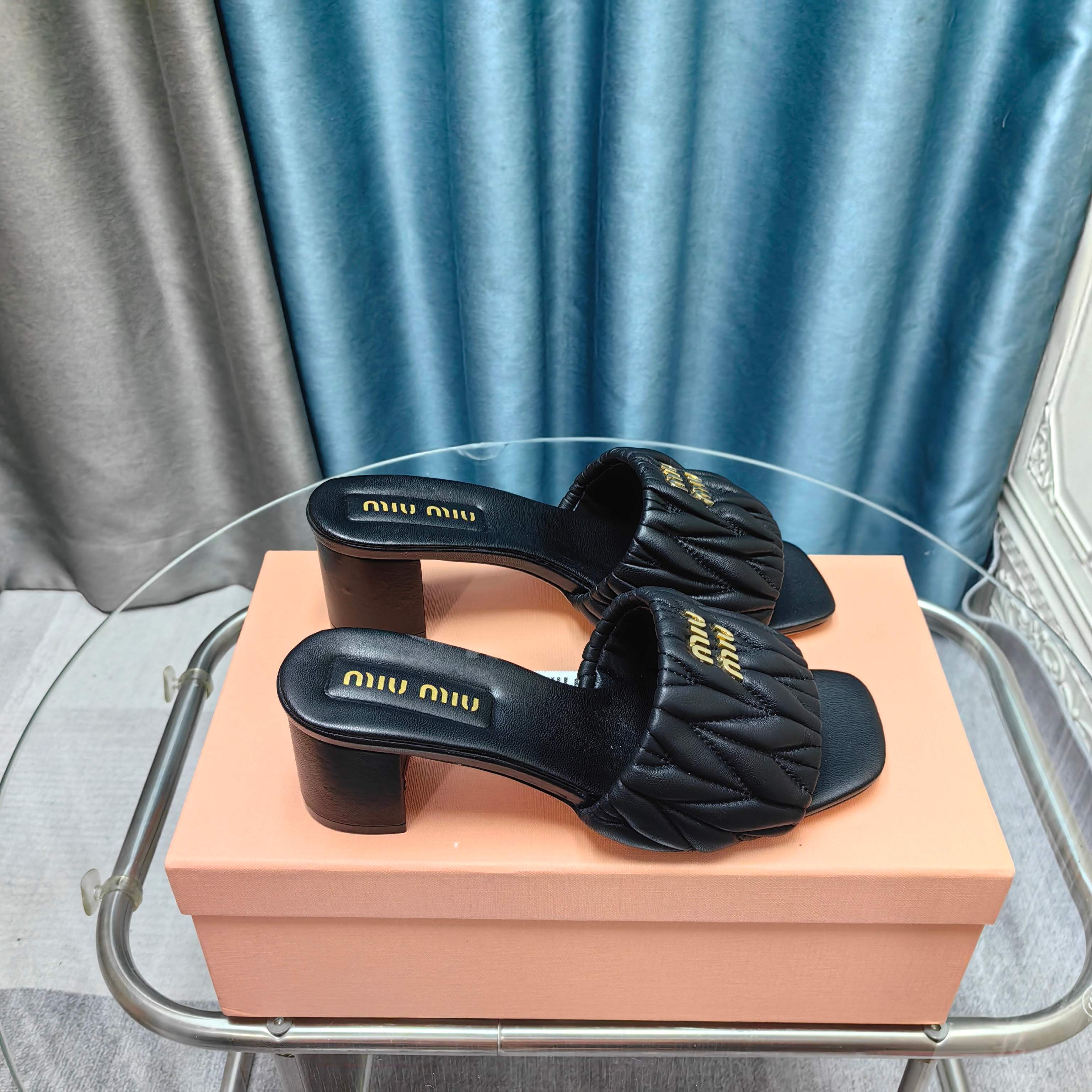 NO:407642,MiuMiu Spring and Summer Slippers, 25-show styles are the most popular item. The simple upper, golden miumiu looks particularly beautiful and fashionable. Fashion is a cycle. The design is retro, practical and durable. It is a must-have item for miu elf spring and summer outfits!  A true beauty, imported soft leather upper, original custom leather sole size35-39 (40 41 custom, non-return, exchange), slippers, miumiu, slippers19860909MiuMiu缪缪春夏秀款拖鞋 25秀款出镜率最高单品 简约鞋面金色miumiu显得格外的好看时髦 时尚就是个轮回 设计复古实用耐穿, miu精灵春夏穿搭必备单品！妥妥的美丽小仙女 鞋面进口柔软皮革 鞋底原版定制真皮底 size35-39（40 41 定制不退换）,拖鞋,miumiu,slippers,Women's Shoes