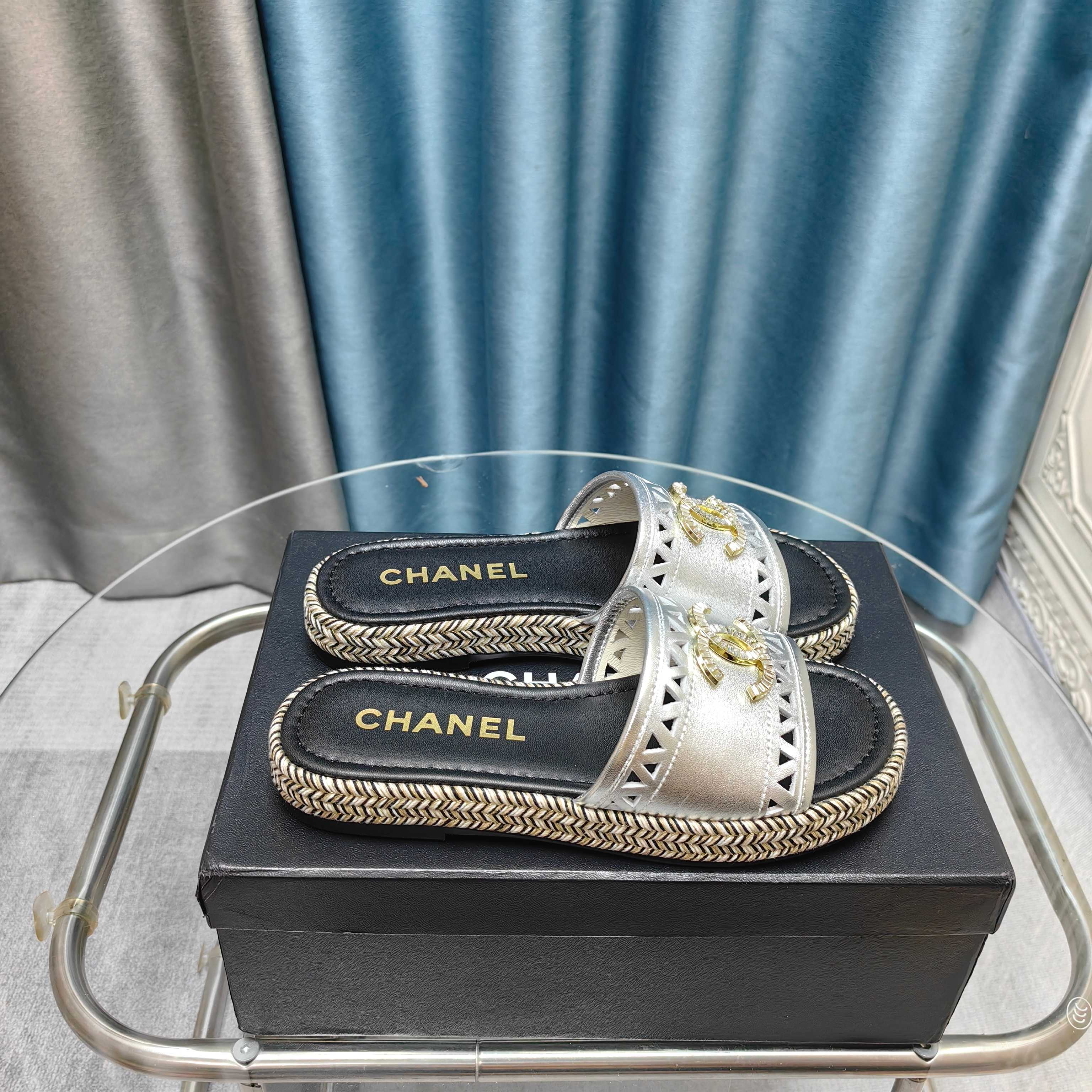 NO:257483,2025Ss Chanel Chanel's new summer thick-soled hollow slippers. The iconic double C logo is matched with exquisite rhinestones, showing its luxury. A variety of colors are suitable for different styles of wear, whether you are casual or on vacation, you can easily control it. High-quality materials ensure a comfortable foot feeling. When you wear it, you can take an elegant style every step. Fabric: sheepskin inner sheepskin sole exclusive open mold rubber sole 2CM thick sole Size: 35～39 (40, 41 fixed), slippers, chanel, chanel, slippers, sheepskin198609092025Ss Chanel 香奈儿夏季新款厚底镂空拖鞋 标志性双C logo 搭配精致水钻,奢华尽显.多种配色适配不同风格穿搭,无论是休闲出街还是度假漫步,都能轻松驾驭.优质材质保证舒适脚感,穿上它,每一步都踏出优雅格调. 面料:羊皮 内里羊皮 鞋底独家开模橡胶大底 底厚2CM Size:35～39（40,41定）,拖鞋,chanel,chanel,slippers,sheepskin,Women's Shoes