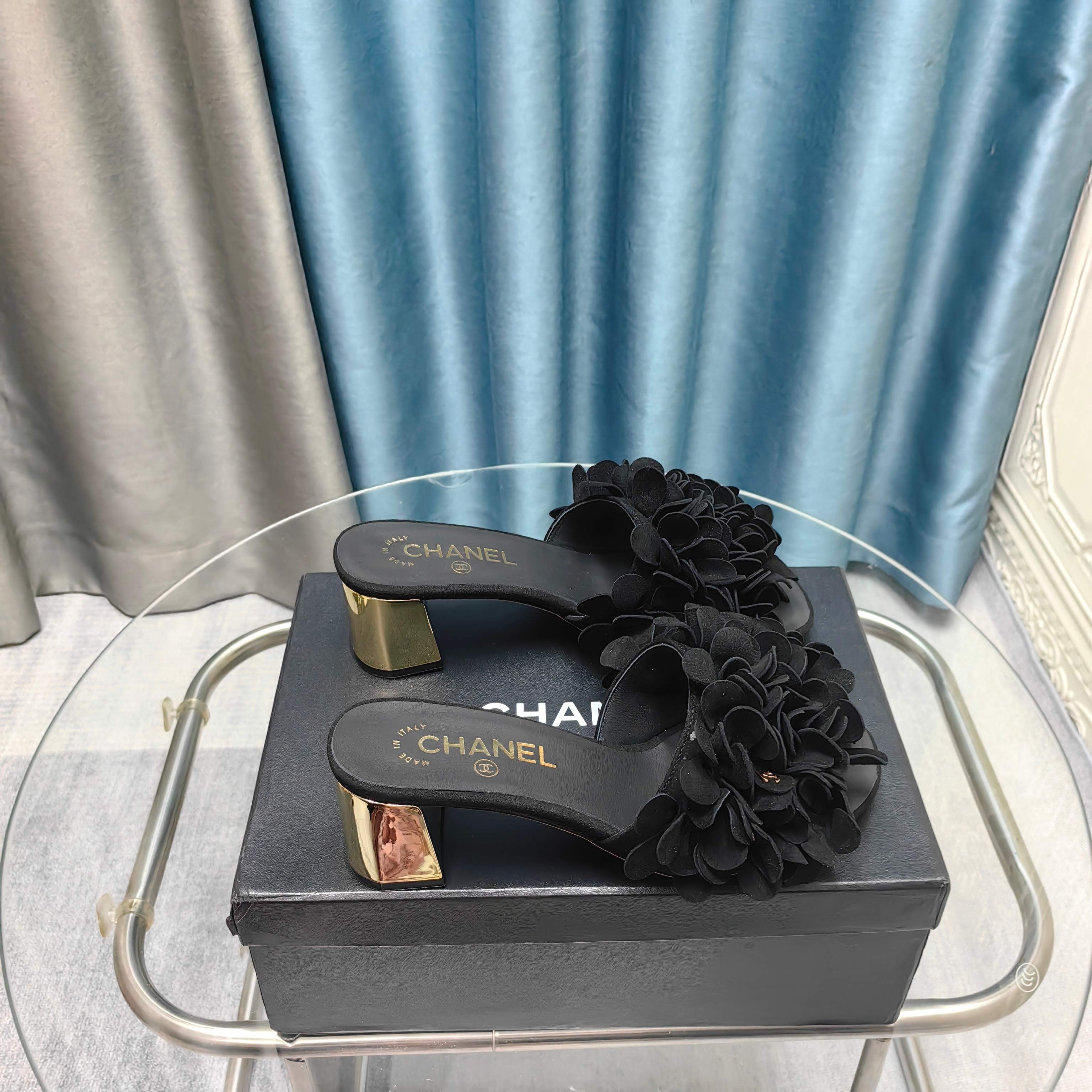 NO:257479,2025 new CHANEL small fragrance style Chanel flower slippers perfectly combine romance and luxury. The upper has a three-dimensional and exquisite shape, and the suede material is soft to the touch. The classic double C logo is low-key embellished, highlighting the brand's heritage. Simple flat sole and 5 cm electroplated mid-heel design are comfortable to walk. Whether it is to show softness with skirts or add playfulness with pants, it can easily create a fashionable look. The upper frosted sheep velvet inner sheepskin sole genuine leather sole size 35-39 (40.41 fixed), slippers, chanel, chanel, slippers, skirts, sheepskin198609092025新款CHANEL小香风香奈儿花朵拖鞋,将浪漫与奢华完美融合.鞋面大朵花朵造型立体精致,绒面材质触感柔软.经典双C标识低调点缀,彰显品牌底蕴.简约平底和5厘米电镀中跟设计,行走舒适.无论是搭配裙装展现柔美,还是配裤装增添俏皮,都能轻松打造时尚造型. 鞋面磨砂羊反绒 内里羊皮 鞋底真皮底 码数35-39（40.41定）,拖鞋,chanel,chanel,slippers,skirts,sheepskin,Women's Shoes