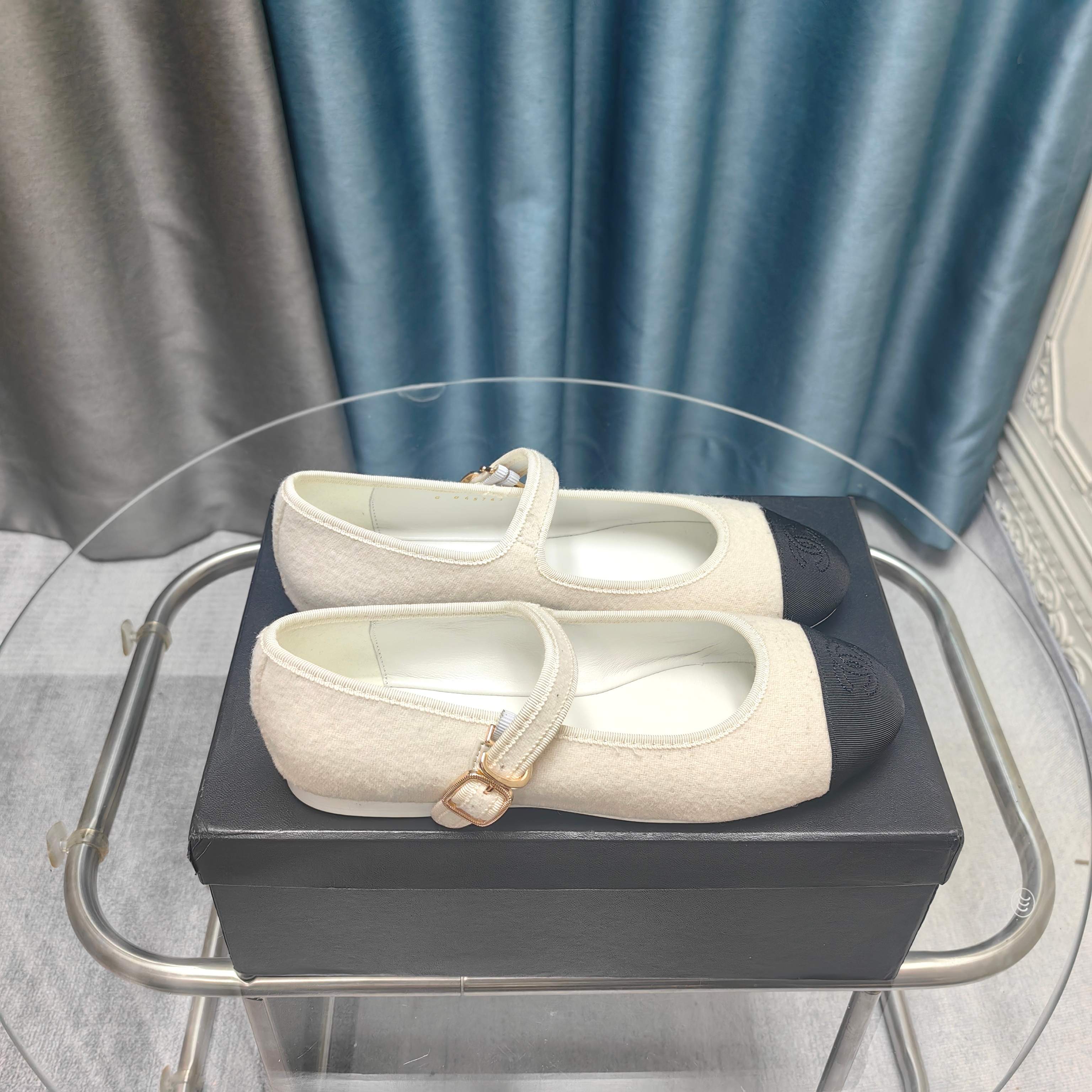 NO:257471,Xiangjia Chane 25 Mary Jane Ballet Single Shoes Showcase Upper fabric original one to one sheepskin satin, sheepskin, original one to one super beautiful ballet shoes imported from the inner lining imported flat soft grain cowhide inner water dyed sheepskin footbeds outsole original Italian translucent leather outsole shoe size 34-41, 34.40.41. Custom made full set of counter synchronous packaging Cloth leather, slippers, chanel, chanel, mary jane, slippers, cowhide, sheepskin, silk fabric, Leather soles19860909香家chane 25款玛丽珍芭蕾舞单鞋走秀款 鞋面面料原版一比一羊皮绸缎,羊皮里,原版一比一开超美芭蕾舞鞋 内里进口平整柔软粒面牛皮内里水染羊皮垫脚 大底原版意大利透染真皮大底 鞋码34-41,34.40.41.定做 全套专柜同步包装 布皮,拖鞋,chanel,chanel,mary jane,slippers,cowhide,sheepskin,silk fabric,Leather soles,Women's Shoes