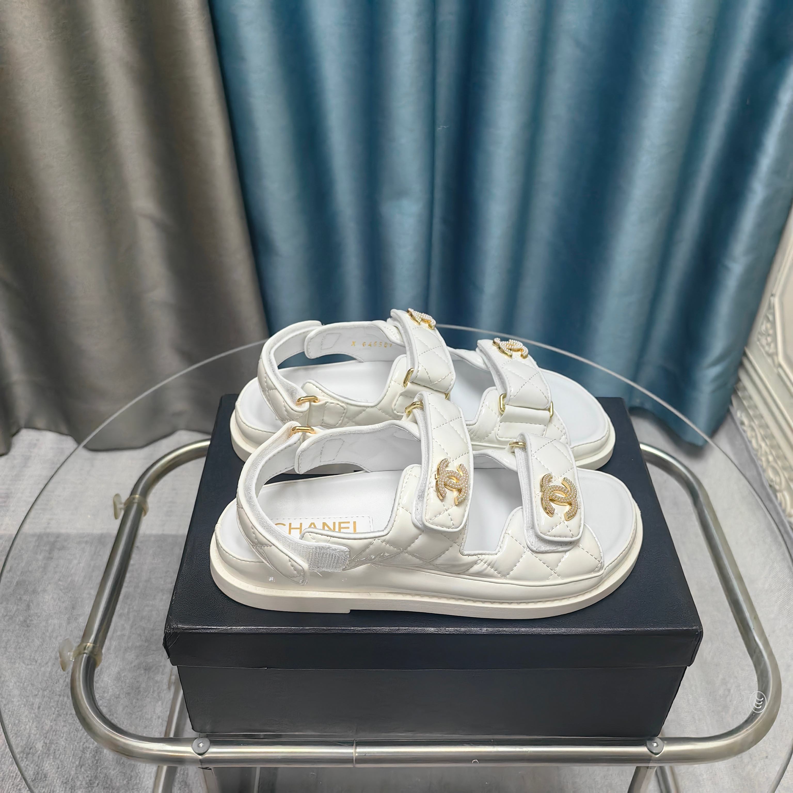 NO:257466,Rubber sole version The latest fabric in spring and summer - the counter mainly promotes Velcro beach sandals new color series ★★★★★★ Many celebrities are popular, a versatile series that domestic and foreign bloggers are popular, a must-have for spring and summer wardrobe matching Sandals first choice. Upper imported super soft sheepskin inner lining: imported crystal sheepskin inner lining, large sole open mold custom rubber sole Shoe size: 35-39 (40, 41, 42 custom made without return and exchange) Delivery latest luxury counter synchronous packaging Rubber sole slippers sandals (leather sole 30) (the default arrangement of rubber sole, genuine leather sole notes), slippers, sandals, slippers, sheepskin19860909橡胶底版本 春夏最新面料——专柜主推魔术贴沙滩凉鞋新色系列上新 ★★★★★ 众多明星网红上脚,国内外博主刷爆的一个百搭系列,春夏衣橱搭配必备 凉鞋首选. 鞋面进口超柔羊皮  内里: 进口水晶羊皮内里 大底开模定制橡胶底 鞋码: 35-39（40、41、42定做不退换） 配送豪华最新专柜同步包装 橡胶底拖鞋凉鞋（皮底30）（下单默认安排橡胶底,真皮底备注）,拖鞋,sandals,slippers,sheepskin,Women's Shoes