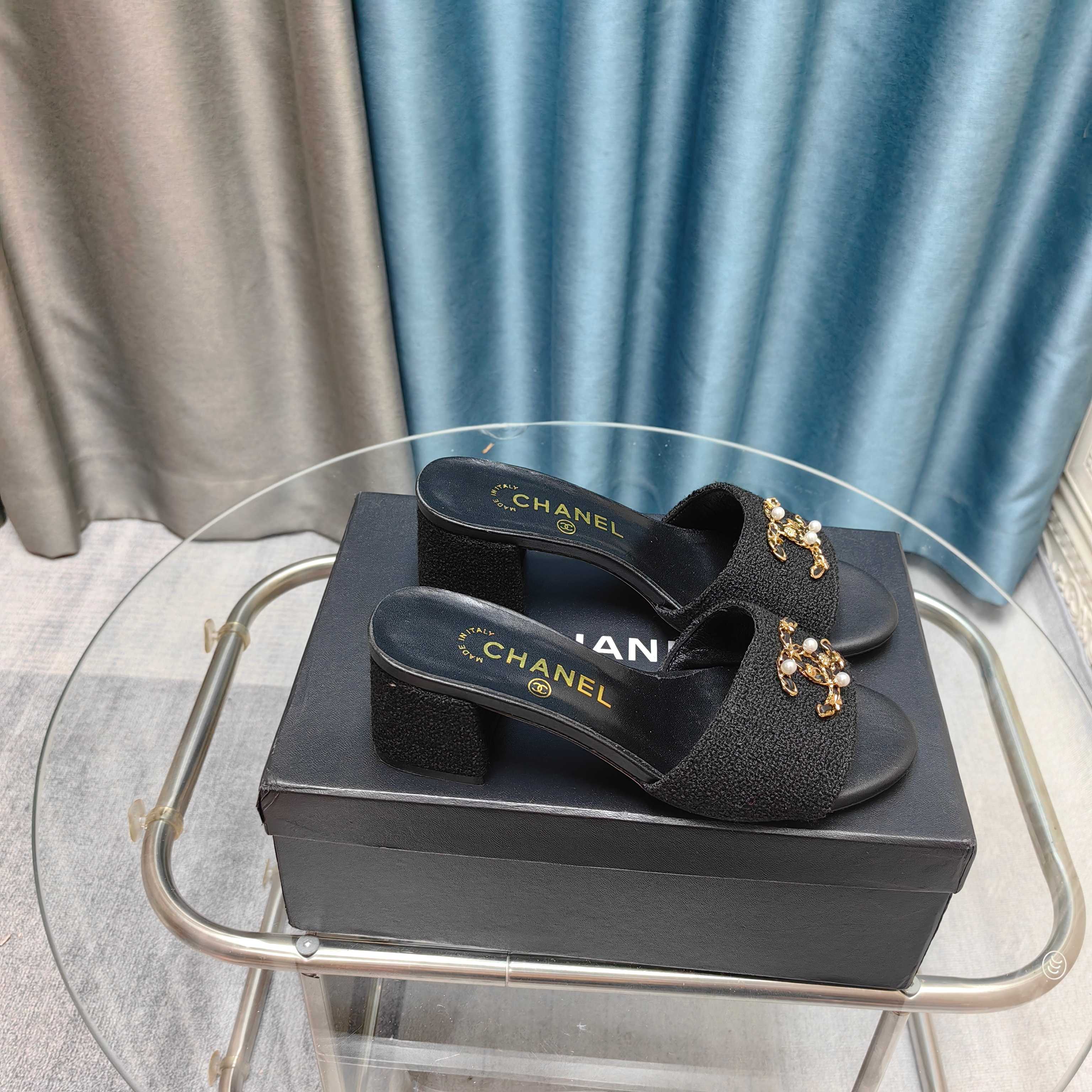 NO:257465,2025★★★★★★ Many celebrities are popular, a versatile series that domestic and foreign bloggers are popular. A must-have for spring and summer wardrobe matching. Sandals are the first choice. Upper imported super soft sheepskin inner lining: imported crystal sheepskin lining, original mold-open custom leather sole Shoe size: 35-39 (34, 40, 41, customized without return) Delivery latest luxury counter synchronous packaging Flat sole 240 high heels, slippers, sandals, slippers, sheepskin198609092025★★★★★ 众多明星网红上脚,国内外博主刷爆的一个百搭系列,春夏衣橱搭配必备 凉鞋首选. 鞋面进口超柔羊皮  内里: 进口水晶羊皮内里 大底原版开模定制真皮底 鞋码: 35-39（34、40、41、定做不退换） 配送豪华最新专柜同步包装 平底240高跟,拖鞋,sandals,slippers,sheepskin,Women's Shoes