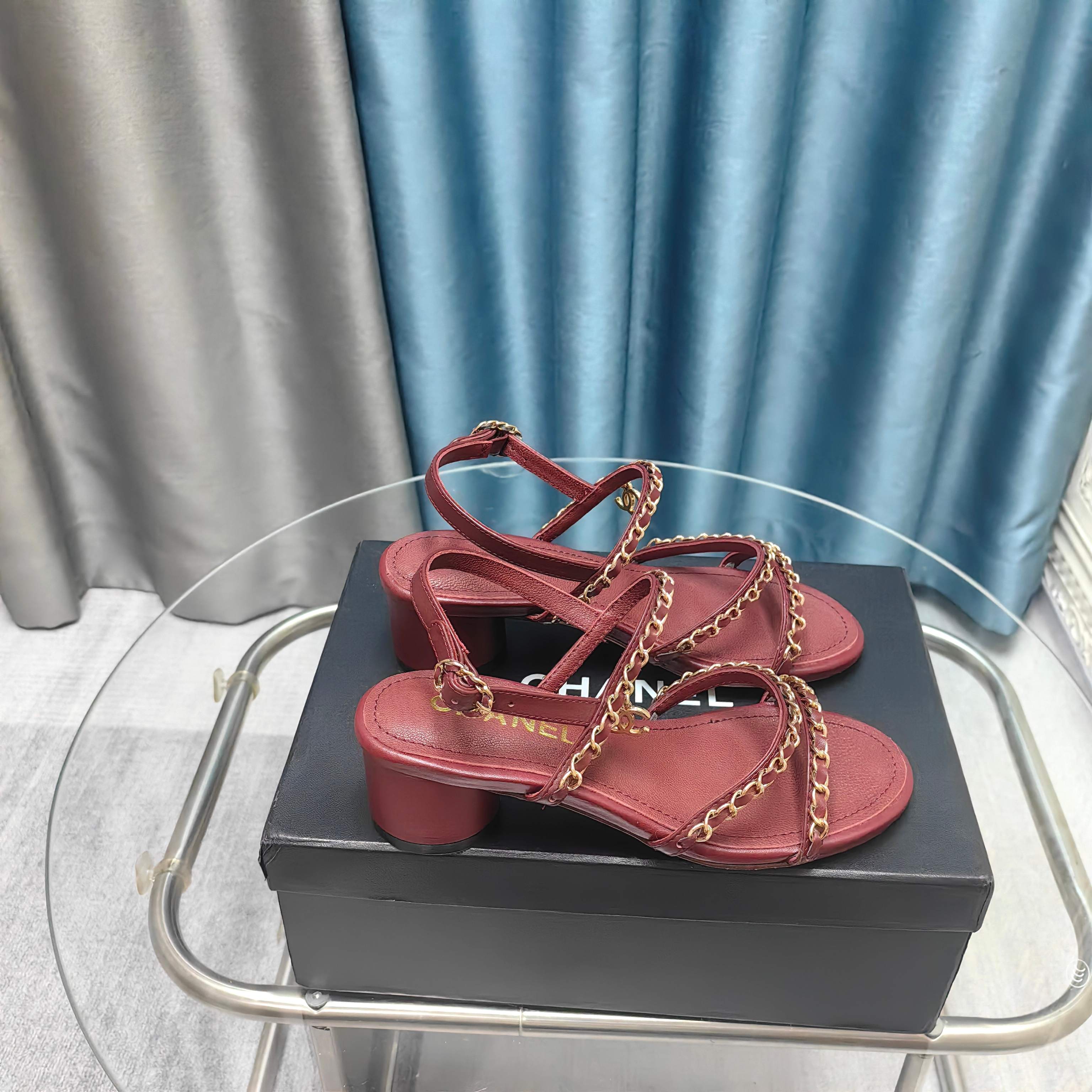 NO:257464,CHANE*｜Xiaoxiang 25P spring and summer new product, double C chain thick heel sandals, chain sandals this year's big hit, has been impressed by its beauty, casual and natural, and has the classic domineering of Xiangjia from leather to hardware, comfortable and fashionable on the feet, fabric is made of lambskin, tiptoe silk sheepskin, Italian cowhide, size: 35-39 (customized by 40/41), sandals, chanel, chanel, sandals, cowhide, sheepskin19860909CHANE*｜小香25P春夏新品 双C链条粗跟凉鞋 链条凉鞋今年的大爆款 已被它的美貌折服得随性自然 又有香家经典的霸道 从皮质到五金满满的高级感 上脚舒适又洋气 面料采用进小羊皮 内里踮脚丝绸羊皮 意大利牛皮大底 码数:35-39 (40/41定制),凉鞋,chanel,chanel,sandals,cowhide,sheepskin,Women's Shoes