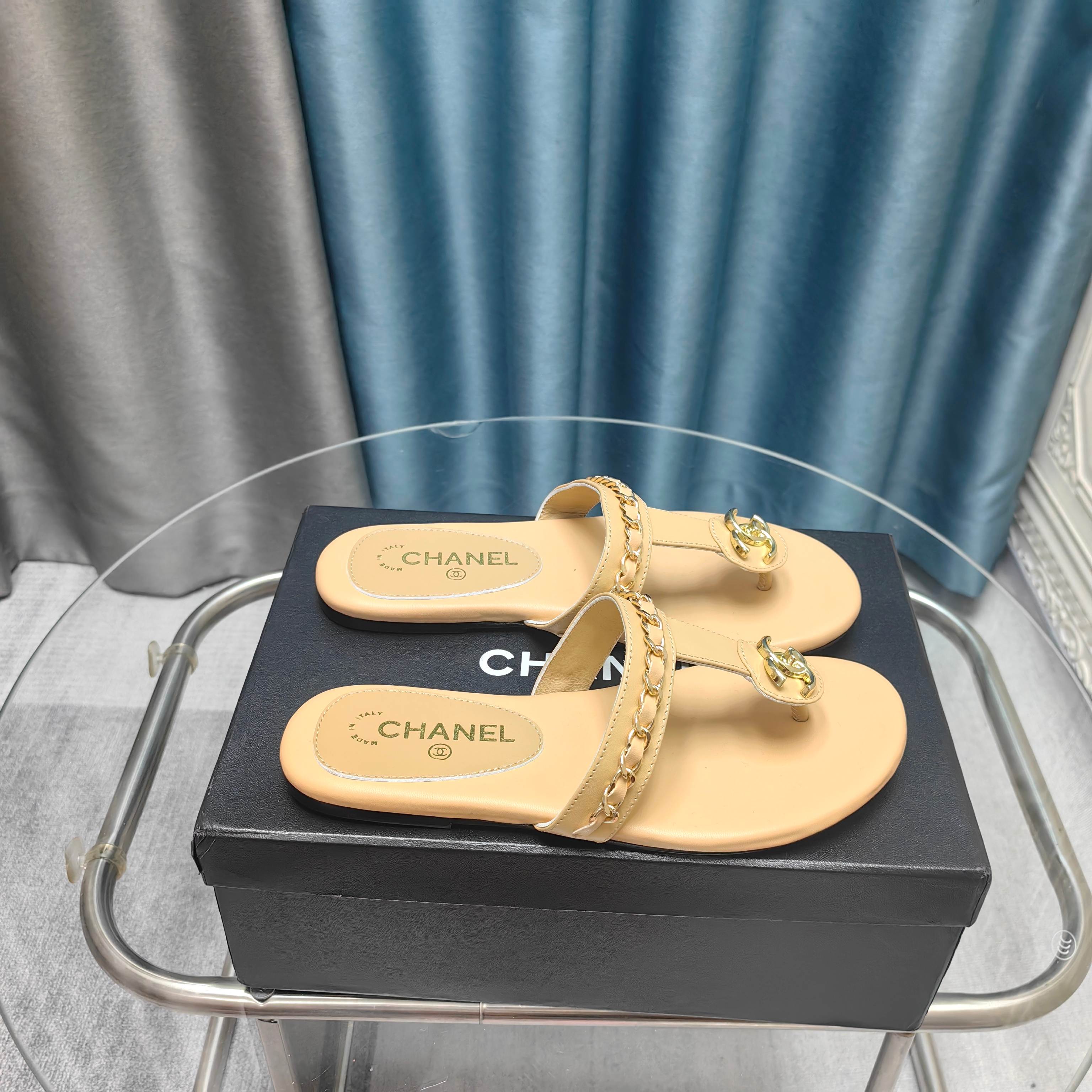 NO:257462,CHANE*｜Xiaoxiang 25P Spring and Summer New Products Double C Chain Series Flip-Flip-Flop Slippers Sandals Chain Sandals This year's big hit. It has been impressed by its beauty and is casual and natural. It also has the classic domineering style of Xiangjia from leather to hardware. It is comfortable and fashionable. The fabric is made of lambskin. Tips on silk sheepskin. Italian cowhide. Size: 35-39 (customized by 40/41), split-toe shoes, chanel, chanel, sandals, slippers, cowhide, sheepskin19860909CHANE*｜小香25P春夏新品 双C链条系列夹脚拖鞋凉鞋 链条凉鞋今年的大爆款 已被它的美貌折服得随性自然 又有香家经典的霸道 从皮质到五金满满的高级感 上脚舒适又洋气 面料采用进小羊皮 内里踮脚丝绸羊皮 意大利牛皮大底 码数:35-39 (40/41定制),分趾鞋,chanel,chanel,sandals,slippers,cowhide,sheepskin,Women's Shoes
