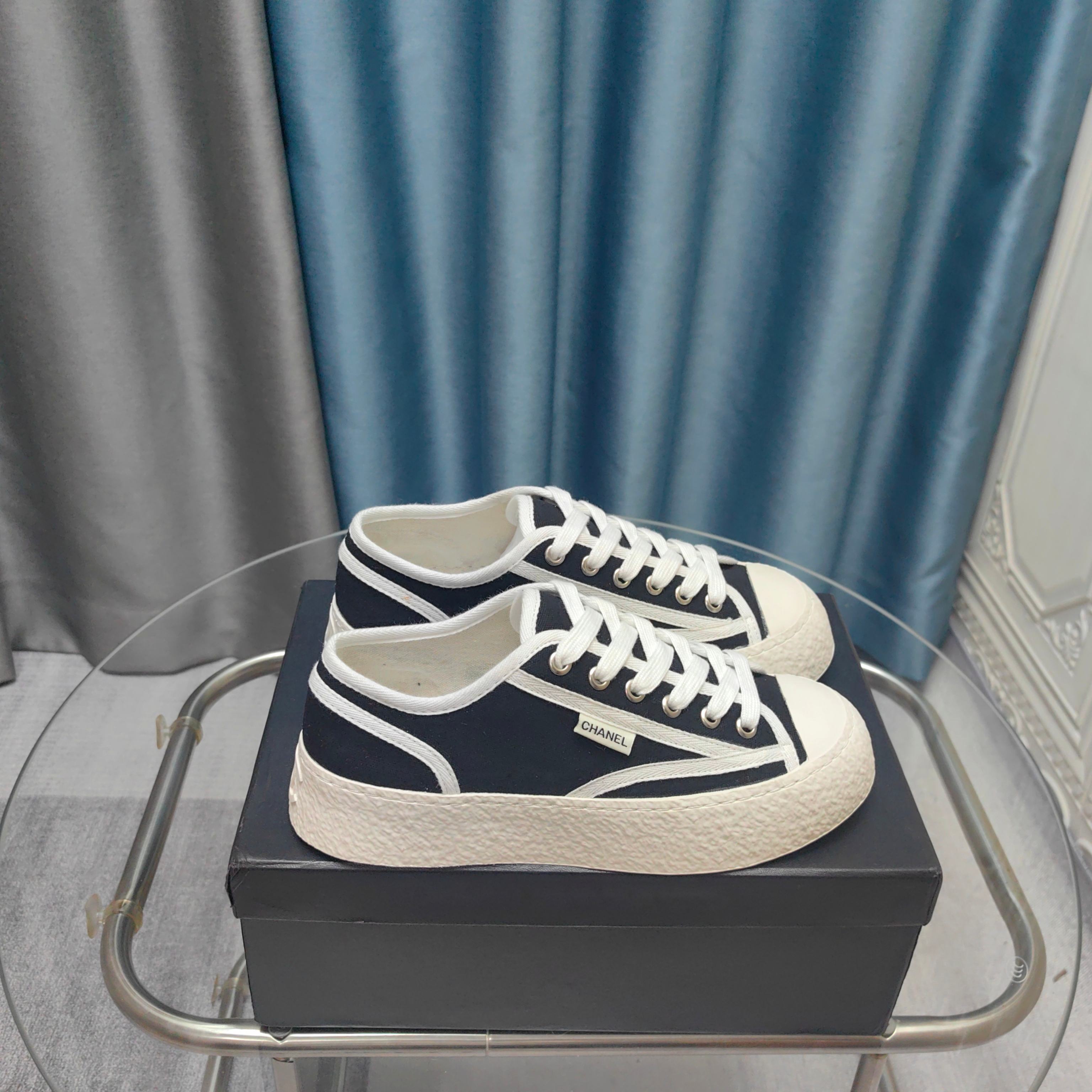 NO:257461,Chanel.Vintage 2025 early spring new style, medieval sports thick-soled biscuit shoes, casual shoes are so stylish, retro coco women's shoes. They have always been extremely popular. This tribute to the classic series!  It looks so good~ a must-have fashion item for trendy people!  Upper: ZP high-density weaving canvas Inner: Sheepskin Sole: Rubber outsole Size 35-40 (40 custom made without return or exchange), casual shoes/sports shoes, chanel, chanel, sneakers, sheepskin19860909Chanel.Vintage 香奈儿2025早春新款 中古运动厚底饼干鞋休闲鞋太有范儿了 复古coco女鞋.一直以来异常的盛行. 这款致敬经典系列！ 上脚超好看～潮人必备时尚单品！ 鞋面:ZP高密度织法帆布 内里:羊皮 底材:橡胶大底 码数35-40（40定做不退换）,休闲鞋/运动鞋,chanel,chanel,sneakers,sheepskin,Women's Shoes