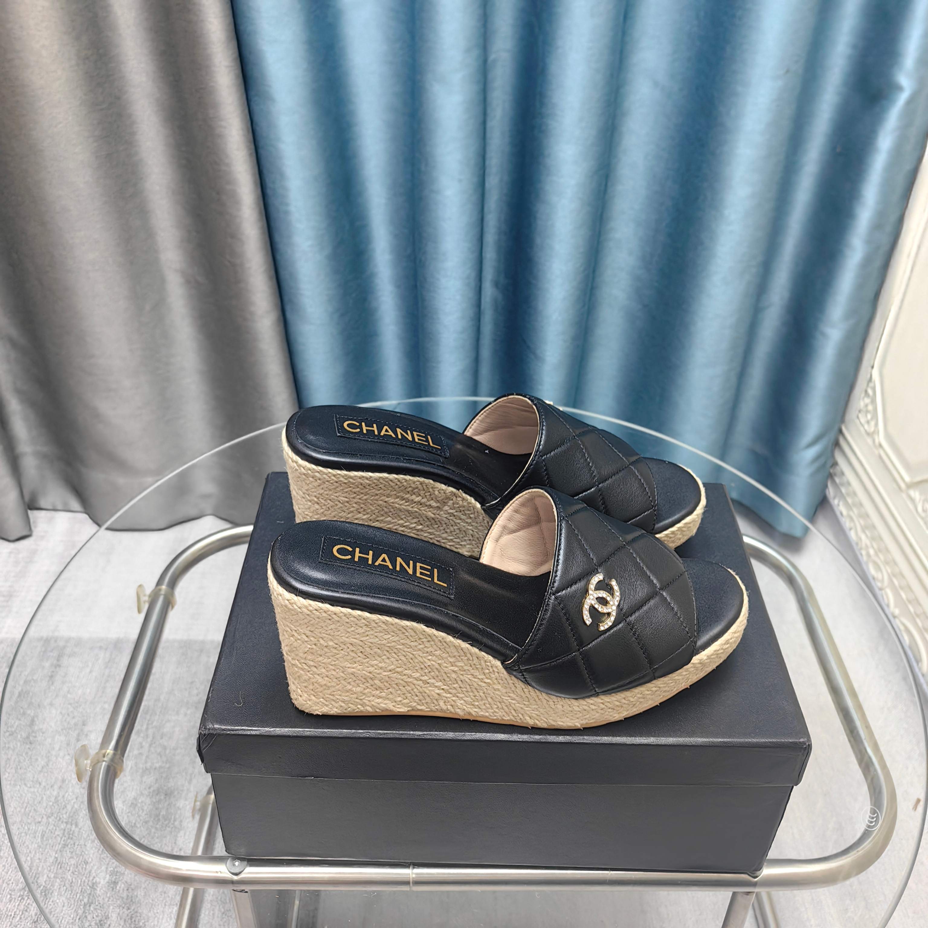 NO:257459,2025★★★★★★ Many celebrities are here to watch, a versatile series that domestic and foreign bloggers are popular. A must-have for spring and summer wardrobe matching. Sandals are the first choice. Upper imported super soft sheepskin inner lining: imported crystal sheepskin inner lining, original mold-open custom rubber sole Shoe size: 35-39 (40, 41, 42 customized, no return or exchange) Delivery luxury latest counter synchronous packaging, slippers, sandals, slippers, sheepskin198609092025★★★★★ 众多明星网红上脚,国内外博主刷爆的一个百搭系列,春夏衣橱搭配必备 凉鞋首选. 鞋面进口超柔羊皮  内里: 进口水晶羊皮内里 大底原版开模定制橡胶底 鞋码: 35-39（40、41、42定做不退换） 配送豪华最新专柜同步包装,拖鞋,sandals,slippers,sheepskin,Women's Shoes