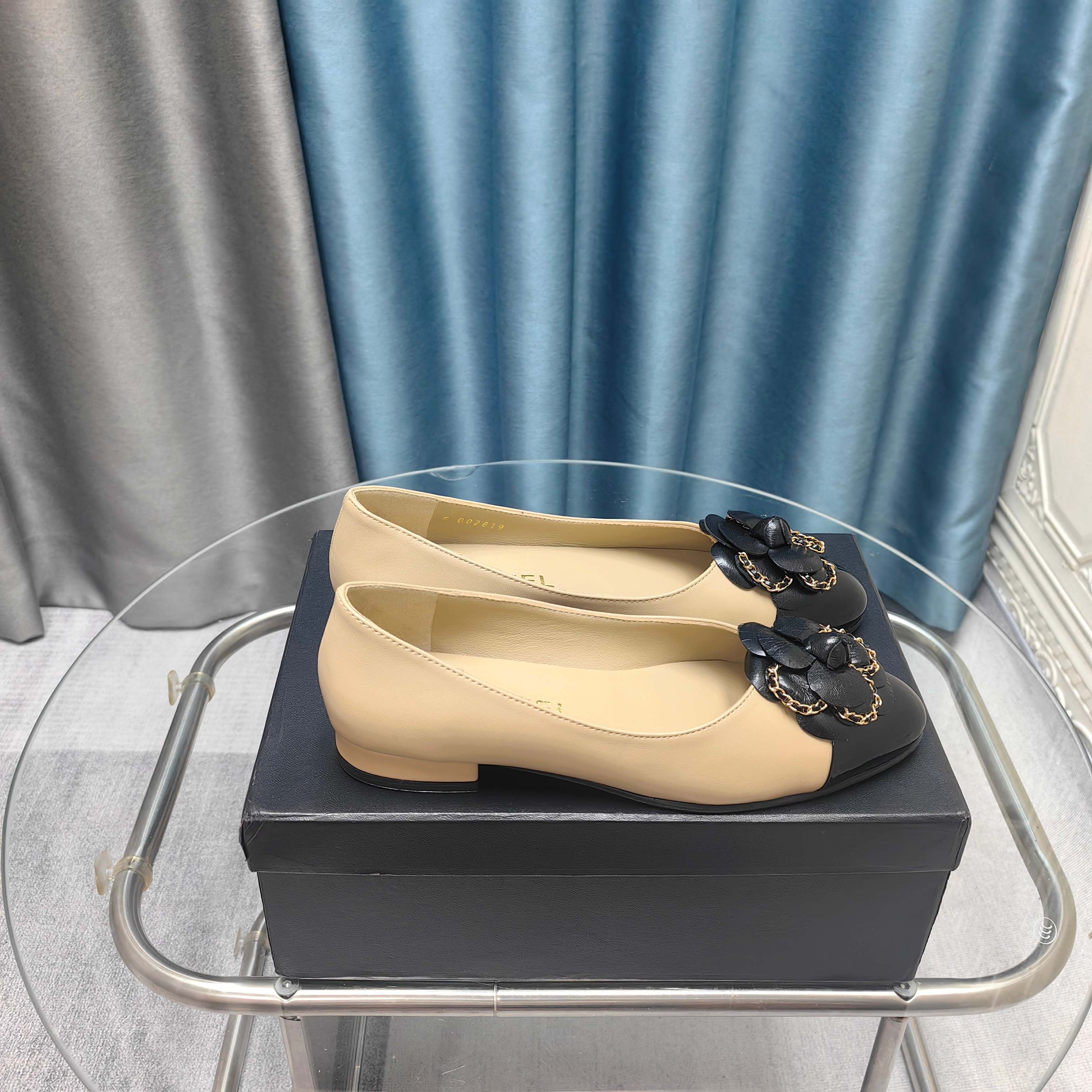 NO:257458,CHANEL｜Chanel Xiaoxiang 25C early spring new product Camellia series flat shoes This season's camellia series is really beautiful. Grandma Xiang's usual elegant and famous temperament is full of high-end feeling!  It’s very nice to wear barefoot or paired with skirts or trousers, it’s very versatile!  Invincible beauty!  Special fairy, full of girly feeling, the upper is imported lambskin, the inner footbed mixed breed sheepskin Italian A-grade leather outsole Size35-39 (customized on 40/41), single shoes, chanel, chanel, skirts, sheepskin, Leather soles19860909CHANEL｜香奈儿小香25C早春新品 山茶花系列平底单鞋 这一季山茶花系列真的超美 香奶奶家一贯的优雅名媛气质 高级感十足！上脚非常nice～ 不管光脚穿或搭配裙装、裤装、 都非常百搭！无敌美！特别仙 少女感爆棚 鞋面采用进口小羊皮 内里垫脚混种羊皮 意大利A级真皮大底 Size35-39（40/41定制）,单鞋,chanel,chanel,skirts,sheepskin,Leather soles,Women's Shoes