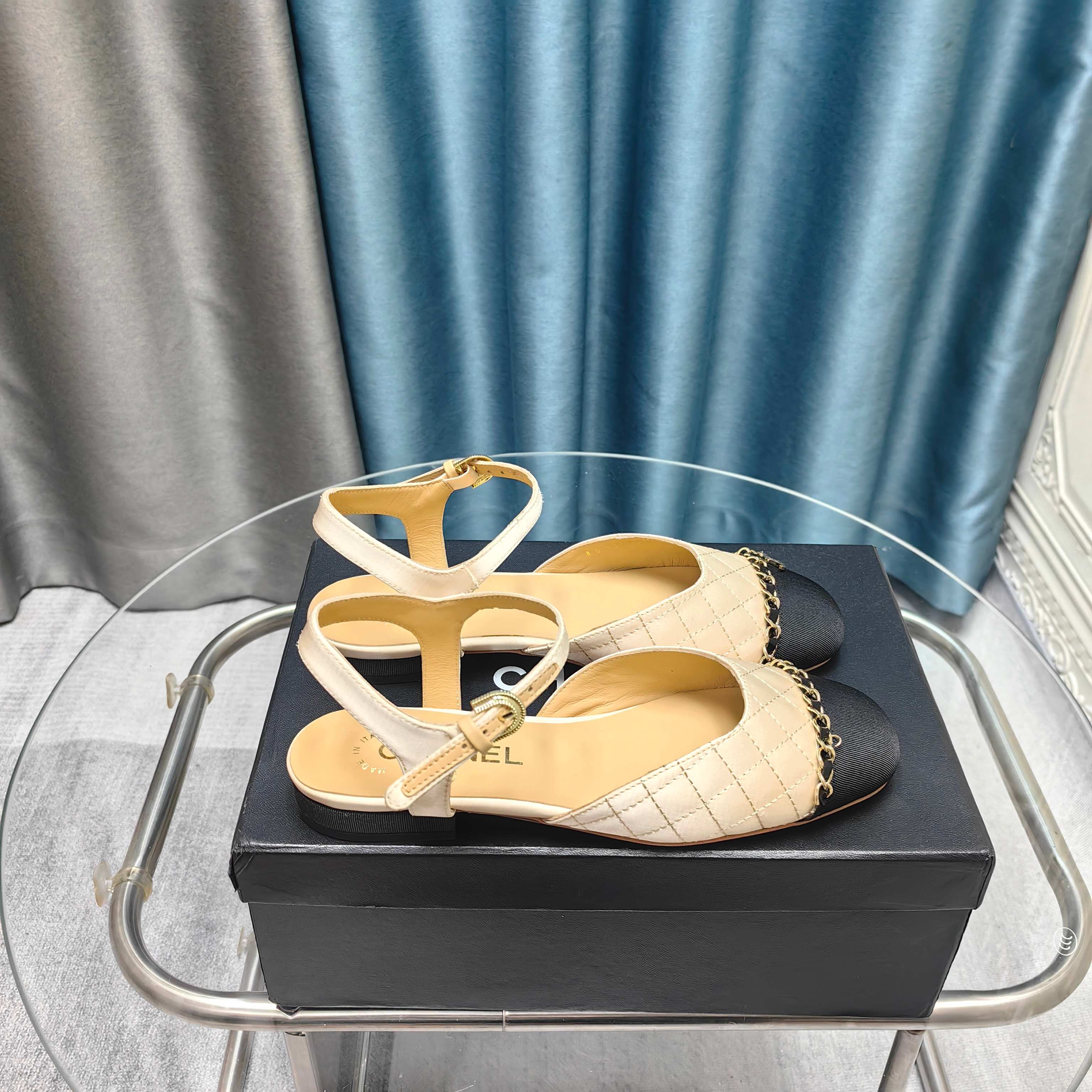 NO:257457,★Xiaoxiang New Spring and Summer Products New Sandals New Embroidery Classic Embroidery of the counter Shows the unique style of dressing so beautiful that it is speechless. Must-in-class in summer... Imported sheepskin with upper, mixed-bred sheepskin with heel height 2cm, outsole Italian leather outsole Shoe size: 35-39 (40, 41 Customized, non-returned) :, sandals, sandals, sheepskin, Leather soles19860909★小香 春夏新品 专柜新款凉鞋电绣永不褪去的经典元素 展现与众不同的穿搭风格美到无话可说 夏季必入款…… 鞋面进口羊皮 内里混种羊皮 跟高2cm 大底意大利真皮大底 鞋码: 35-39（40、41 定制不退换） :,凉鞋,sandals,sheepskin,Leather soles,Women's Shoes