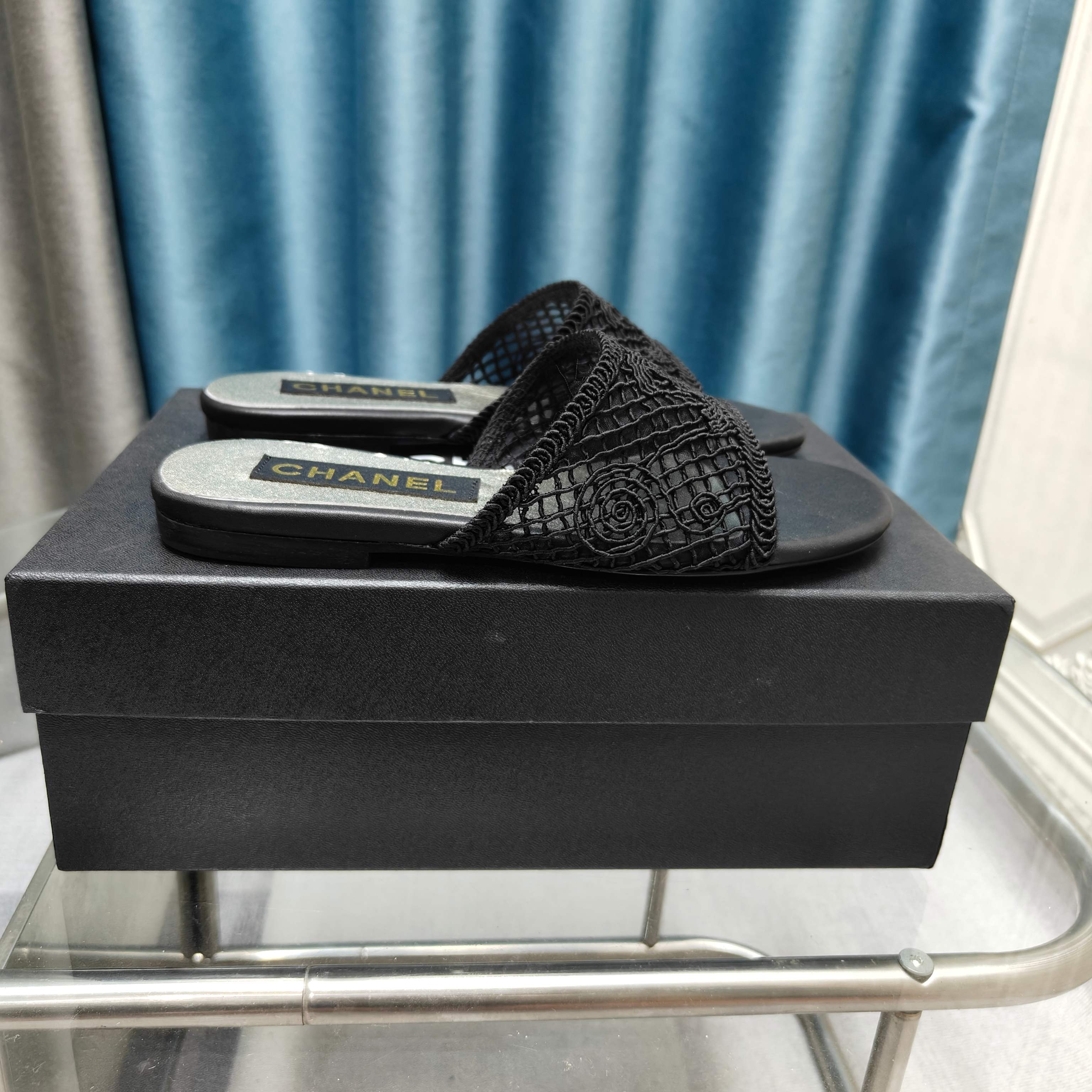 NO:240019,2025★★★★★★ Many celebrities are popular, a versatile series that domestic and foreign bloggers are popular. A must-have for spring and summer wardrobe matching. Sandals are the first choice. Upper lace silk satin inner lining: imported crystal sheepskin lining, original mold-open custom leather sole Shoe size: 35-39 (40, 41, custom made without return) Delivery of luxury latest counter synchronous packaging, slippers, sandals, slippers, sheepskin, silk fabric, Leather soles198609092025★★★★★ 众多明星网红上脚,国内外博主刷爆的一个百搭系列,春夏衣橱搭配必备 凉鞋首选. 鞋面蕾丝绸缎  内里: 进口水晶羊皮内里 大底原版开模定制真皮大底 鞋码: 35-39（40、41、定做不退换） 配送豪华最新专柜同步包装,拖鞋,sandals,slippers,sheepskin,silk fabric,Leather soles,Women's Shoes