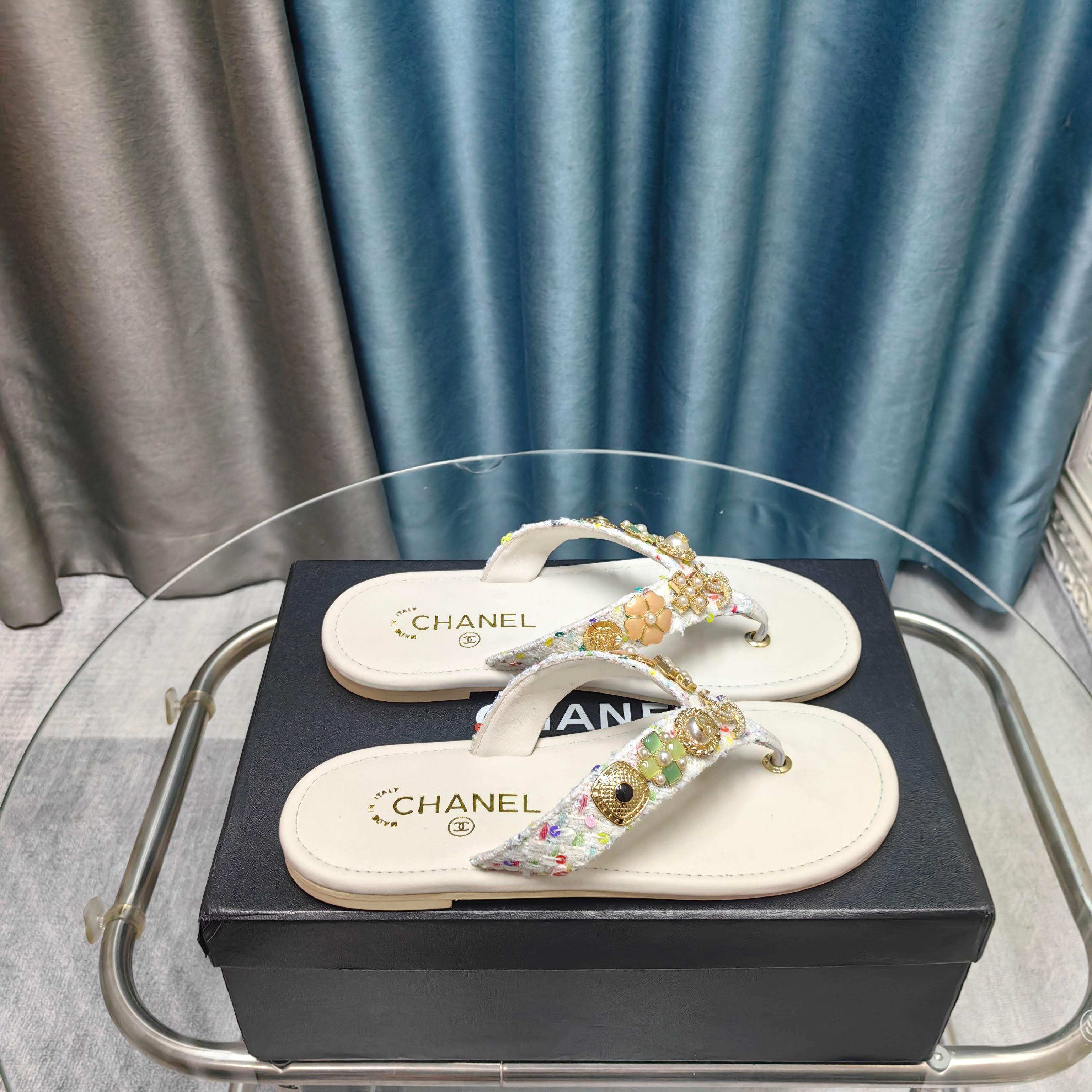 NO:240015,Chanel 25P new foot-clip flip flops!  This series is really amazing. How could it be so beautiful!  Summer is really invincible with salt and sweet~ The upper is imported Nibu, the inner is lambskin, genuine leather outsole, size 35-39 (customized by 40/41), split-toed shoes, chanel, slippers, sheepskin, Leather soles19860909Chanel 25P新品夹脚人字拖鞋！ 这一系列这真的是绝了 怎么会这么美！ 夏天真的是无敌搭配可盐可甜～ 鞋面采用进口妮布 内里是小羊皮 真皮大底 码数35-39（40/41定制）,分趾鞋,chanel,slippers,sheepskin,Leather soles,Women's Shoes