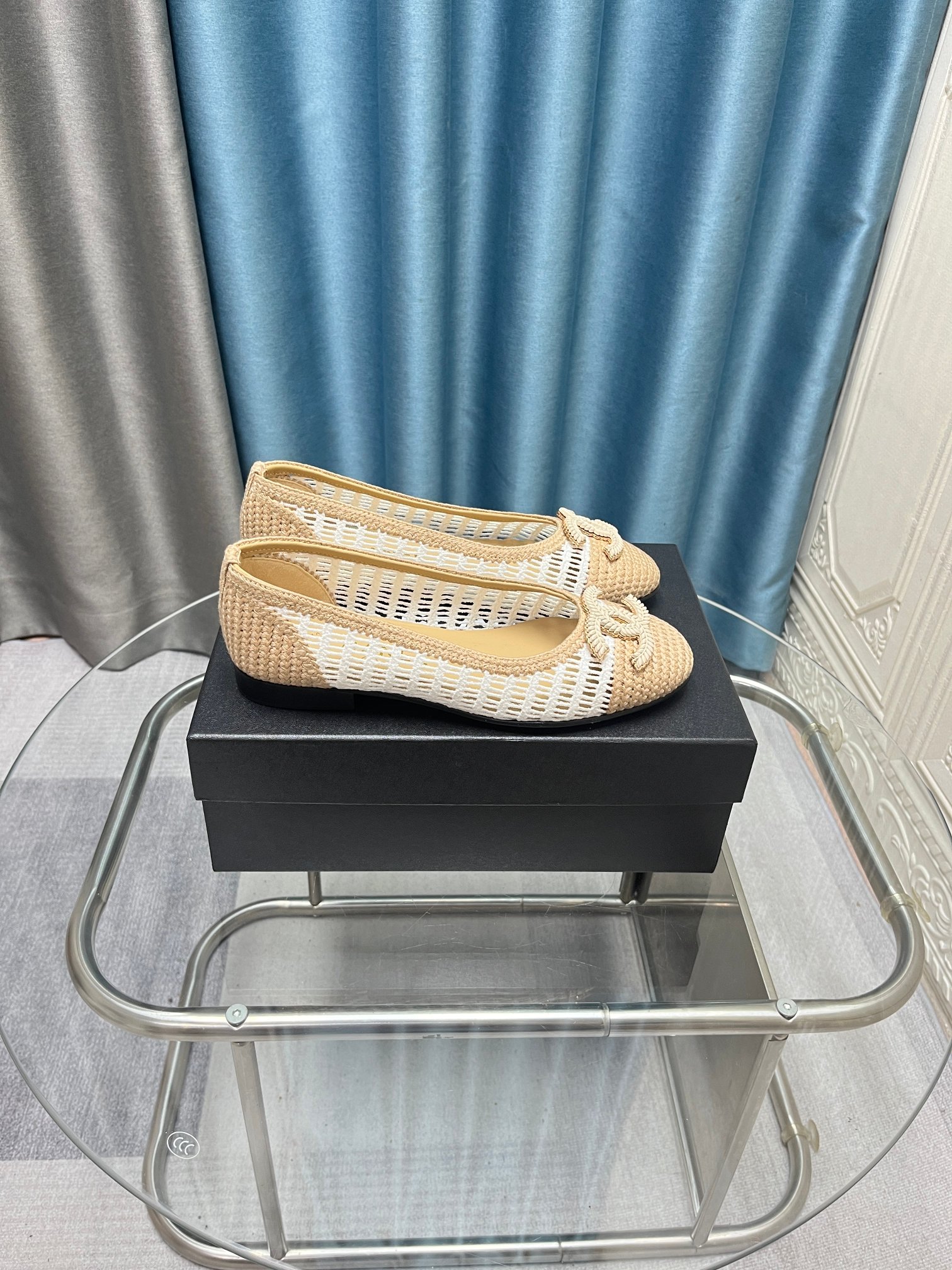 NO:410205,2025★★★★★★ Many celebrities are here to watch, a versatile series that domestic and foreign bloggers are popular with, a must-have for spring and summer wardrobe matching, the first choice for sandals. Diamond design exclusive to fragrant home, upper weaving, inner lining: imported crystal sheepskin inner lining, original mold-open custom leather sole, shoe size: 35-39 (40, 41, custom made, no return or exchange) Delivery luxury latest counter synchronous packaging, single shoes, chanel, sheepskin, Leather soles198609092025★★★★★ 众多明星网红上脚,国内外博主刷爆的一个百搭系列,春夏衣橱搭配必备 凉拖首选.菱格设计香家专属 鞋面编织  内里: 进口水晶羊皮内里 大底原版开模定制真皮大底 鞋码: 35-39（40、41、定做不退换） 配送豪华最新专柜同步包装,单鞋,chanel,sheepskin,Leather soles,Women's Shoes