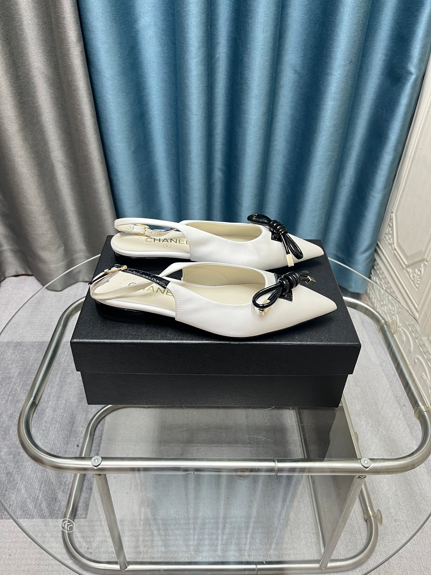 NO:411254,Chanel Chanel small fragrant spring and summer catwalk bow-length pointed high-heel sandals this season's most fairy Mary Jane hits the hit. It's immediately snatched up as soon as it is launched. This year's TOP of the closet must belong to it. It's versatile and slim, elegant and fresh, everyday style can be controlled by all kinds of styles. Two heights to meet the needs of different sisters. Babies must buy it. The upper is silk satin, inner foot pad sheepskin, heel height./. Size 35-39 (40.41 fixed), high heels sandals, chanel, chanel, sandals, mary jane, high heels, sheepskin, real silk, silk fabric19860909Chanel 香奈儿小香风春夏走秀款蝴蝶结后空尖头高跟凉鞋 本季最仙玛丽珍大爆款 一上新立马被抢空 今年的衣橱TOP肯定属它了 上脚百搭显瘦 优雅清新日常各种风格都能驾驭 两种高度,满足不同姐妹的需求 宝宝们一定要买它 鞋面真丝绸缎面 内里垫脚羊皮 跟高./. 码数35-39（40.41定）,高跟鞋凉鞋,chanel,chanel,sandals,mary jane,high heels,sheepskin,real silk,silk fabric,Women's Shoes