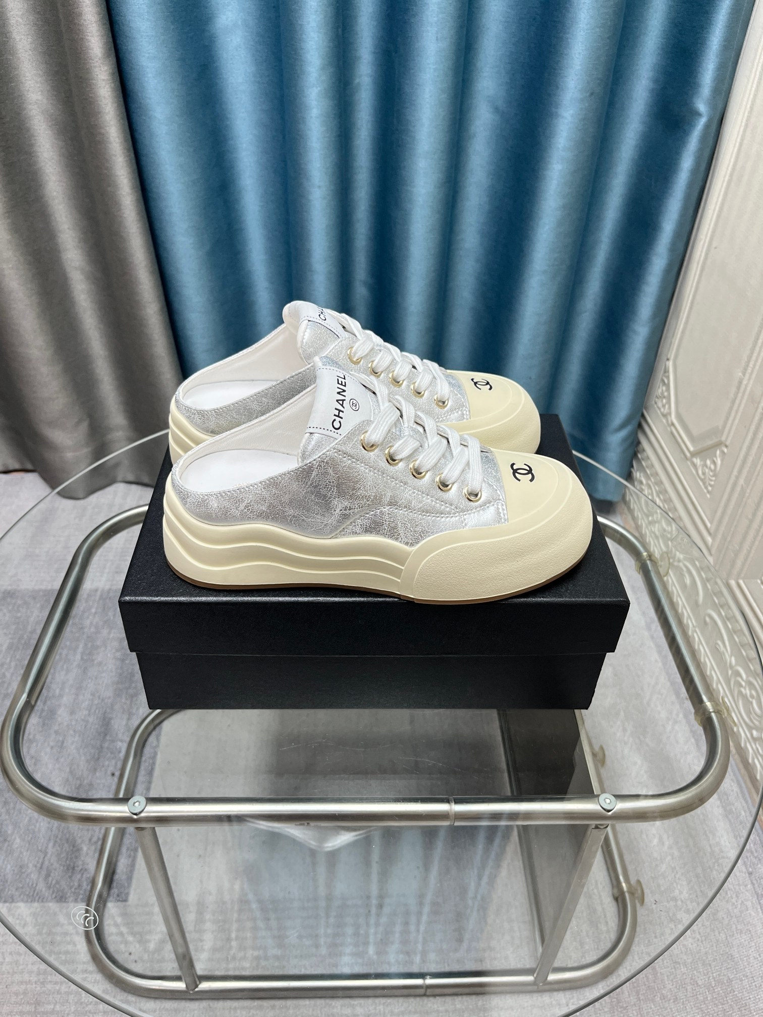 NO:407308,Chanel Chanel Panda Shoes!  Top casual sports shoes for the 2025 counter This classic design; the upper is crafted and electric embroidered style; the sole is fashionable and sporty; it is an extraordinary and has incorporated a variety of color matching elements... The diversified mix and match is very beautiful and versatile, casual, fashionable, sports, and outdoors can be taken into account... Go material The upper is made of original imported silk cowhide + original tarp + original top cowhide The inner part is made of original sheepli + net Outsole based on original TPU combination sole The counter is made of full set of women's 35–41, semi-torque, chanel, chanel, sneakers, cowhide19860909Chanel香奈儿熊猫鞋！2025专柜顶级休闲款运动鞋 这款经典设计；鞋面多种工艺电绣的风格；大底却时尚运动；不平凡的拥入了多种配色元素…… 多元化混搭非常好看百搭,休闲,时尚,运动,户外都能兼顾…… Go 材料 鞋面采用 原版进口头层丝绸牛皮+原版防水布+原版头层牛皮 内里采用 原版羊里+网 大底根据 原版TPU组合大底 专柜精品包装全套女35–41,半拖,chanel,chanel,sneakers,cowhide,Women's Shoes