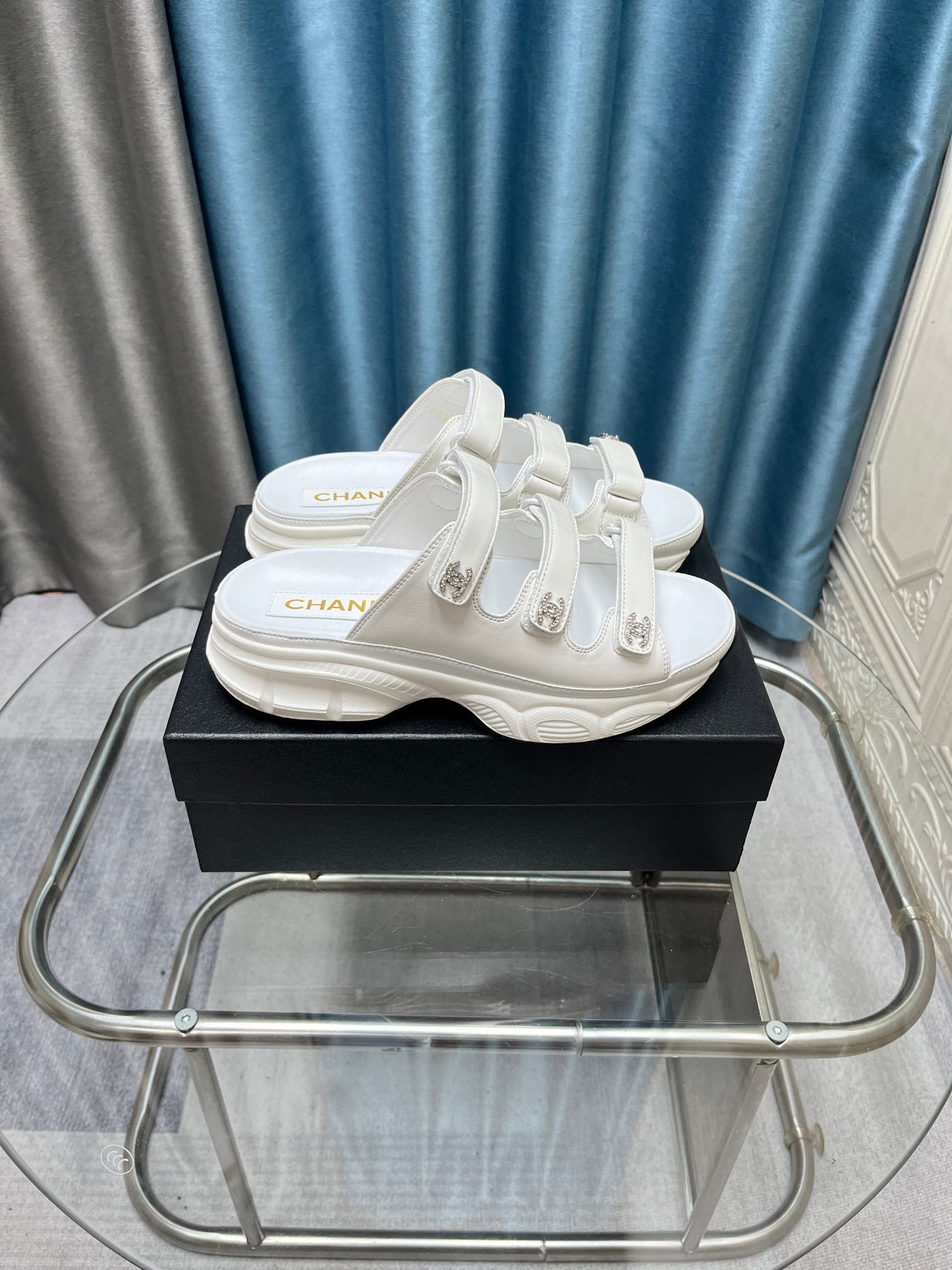 NO:407306,The latest fabrics for spring and summer 2025 - the main promotion of Velcro beach sandals new color series ★★★★★ Many celebrities are here to watch, a versatile series that domestic and foreign bloggers are popular, a must-have for spring and summer wardrobe matching, the first choice for sandals. Imported super soft sheepskin (silk) upper lining: imported crystal sheepskin inner lining, large sole mold custom tpu Shoe size: 35-39 (40, 41, custom made without return) Delivery luxury latest counter synchronous packaging Leather, slippers, sandals, slippers, sheepskin, silk fabric198609092025春夏最新面料——主推魔术贴沙滩凉鞋新色系列上新 ★★★★★ 众多明星网红上脚,国内外博主刷爆的一个百搭系列,春夏衣橱搭配必备 凉鞋首选. 鞋面进口超柔羊皮（绸缎）  内里: 进口水晶羊皮内里 大底开模定制tpu 鞋码: 35-39（40、41、定做不退换） 配送豪华最新专柜同步包装 皮,拖鞋,sandals,slippers,sheepskin,silk fabric,Women's Shoes