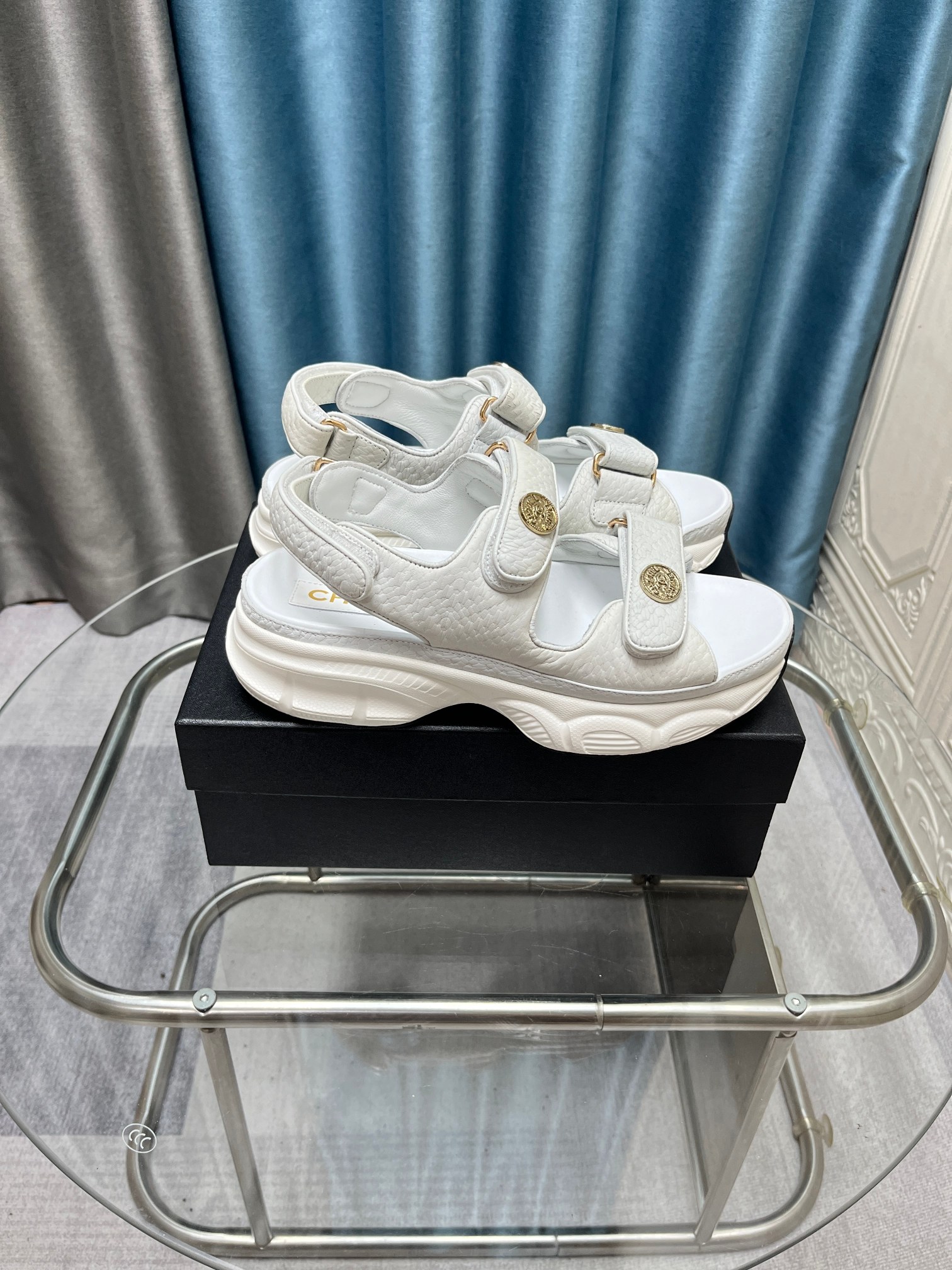 NO:407304,The latest fabrics in spring and summer - the main promotion of Velcro beach sandals new color series ★★★★★★ Many celebrities are here to watch, a versatile series that domestic and foreign bloggers are popular, a must-have for spring and summer wardrobe matching, the first choice for sandals. Upper imported super soft sheepskin (silk) inner lining: imported crystal sheepskin inner lining, large sole mold custom tpu Shoe size: 35-39 (40, 41, custom made without return) Delivery latest luxury counter synchronous packaging Cloth leather, sandals, sandals, sheepskin, silk fabric19860909春夏最新面料——主推魔术贴沙滩凉鞋新色系列上新 ★★★★★ 众多明星网红上脚,国内外博主刷爆的一个百搭系列,春夏衣橱搭配必备 凉鞋首选. 鞋面进口超柔羊皮（绸缎）  内里: 进口水晶羊皮内里 大底开模定制tpu 鞋码: 35-39（40、41、定做不退换） 配送豪华最新专柜同步包装 布皮,凉鞋,sandals,sheepskin,silk fabric,Women's Shoes