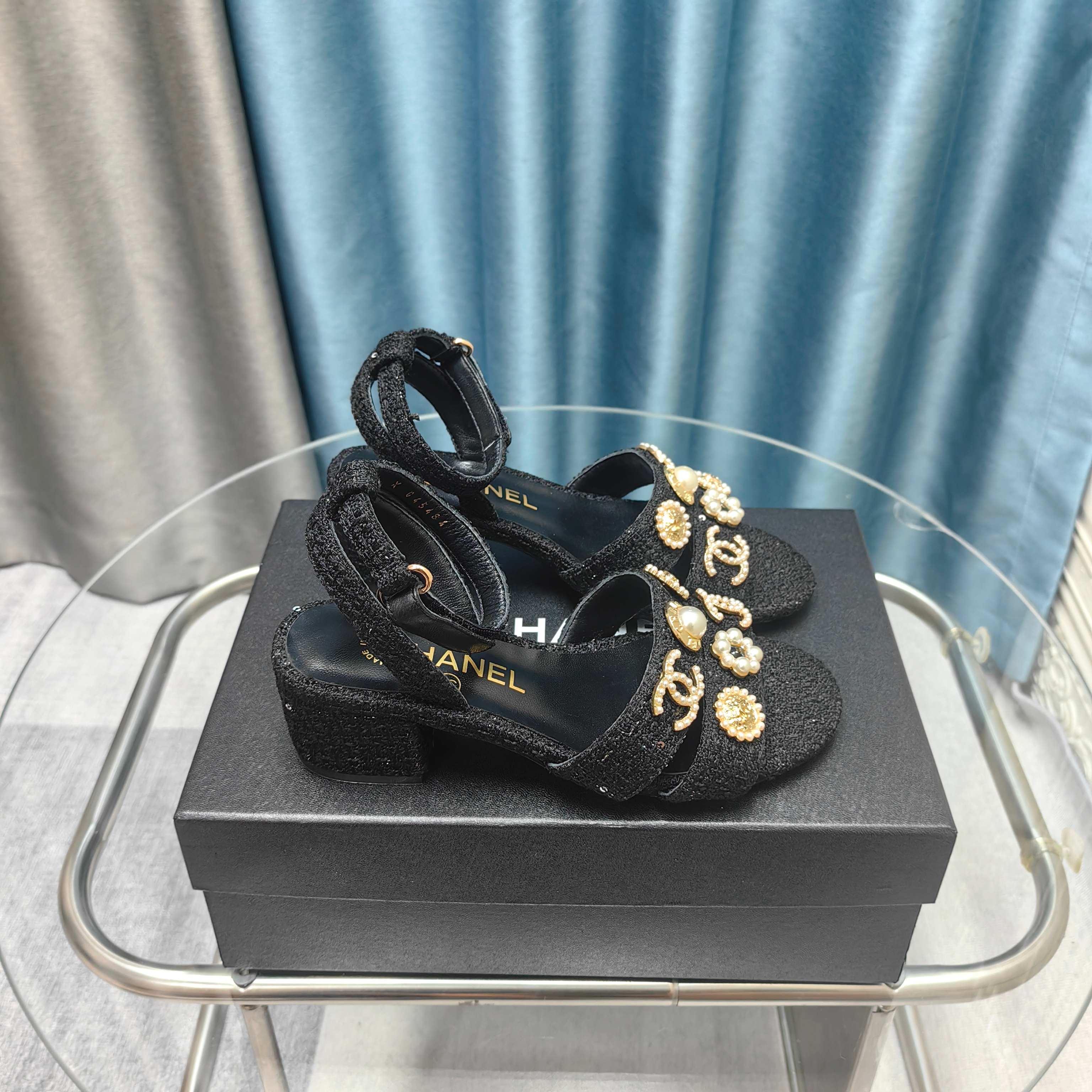 NO:407302,★★★★★★ Many celebrities are popular, a versatile series that domestic and foreign bloggers are popular with. A must-have for spring and summer wardrobe matching. The first choice for sandals. Diamond design exclusive to the fragrant family. Upper sheepskin inner lining: imported crystal sheepskin inner lining, original mold-open custom leather sole Shoe size: 35-39 (40, 41, custom-made, no return or exchange) Delivery luxury latest counter synchronous packaging Slipper sandals, slippers sandals, chanel, sandals, slippers, sheepskin, Leather soles19860909★★★★★ 众多明星网红上脚,国内外博主刷爆的一个百搭系列,春夏衣橱搭配必备 凉拖首选.菱格设计香家专属 鞋面羊皮  内里: 进口水晶羊皮内里 大底原版开模定制真皮大底 鞋码: 35-39（40、41、定做不退换） 配送豪华最新专柜同步包装 拖鞋凉鞋,拖鞋凉鞋,chanel,sandals,slippers,sheepskin,Leather soles,Women's Shoes