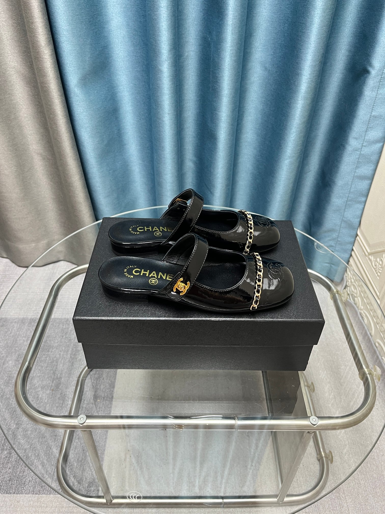 NO:407300,2025★★★★★★ Many celebrities are here to watch, a versatile series that domestic and foreign bloggers are popular. A must-have for spring and summer wardrobe matching. Sandals are the first choice. Upper sheepskin inner lining: imported crystal sheepskin inner lining, original mold-open custom leather sole Shoe size: 35-39 (40, 41, custom made without return) Delivery luxury latest counter synchronous packaging, semi-torn, sandals, sheepskin, Leather soles198609092025★★★★★ 众多明星网红上脚,国内外博主刷爆的一个百搭系列,春夏衣橱搭配必备 凉鞋首选. 鞋面羊皮  内里: 进口水晶羊皮内里 大底原版开模定制真皮大底 鞋码: 35-39（40、41、定做不退换） 配送豪华最新专柜同步包装,半拖,sandals,sheepskin,Leather soles,Women's Shoes