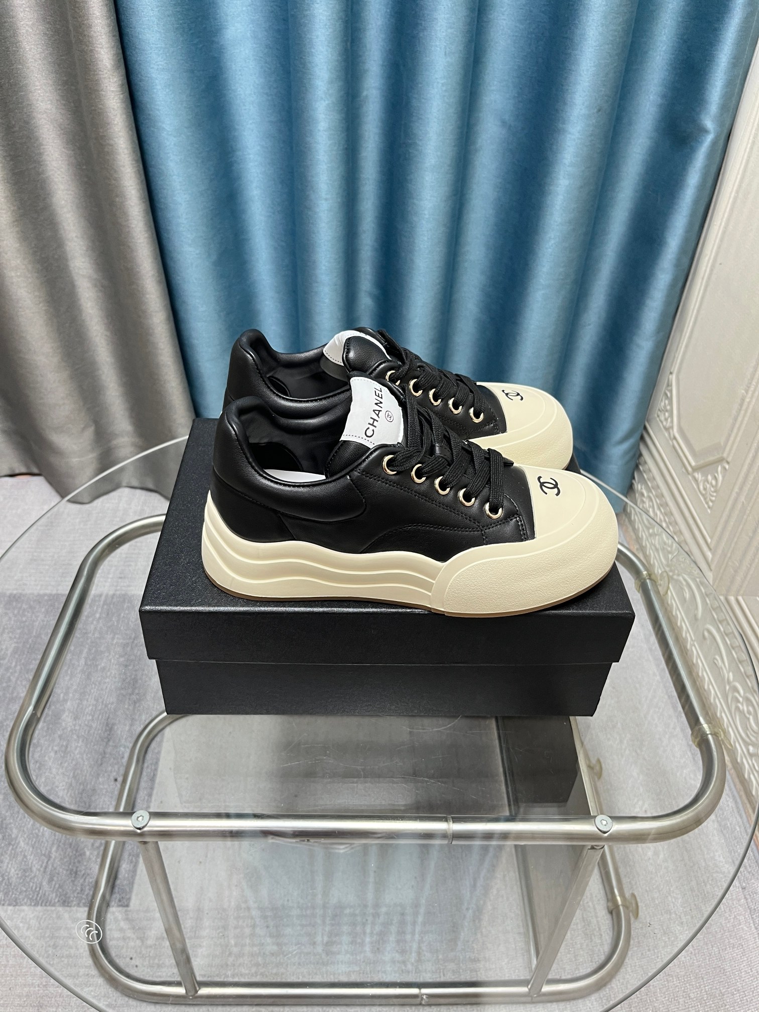 NO:407298,Chanel Chanel Panda Shoes!  Top casual sneakers for the 2025 counter This classic design; the upper is crafted and electric embroidered with various craftsmanship; the sole is fashionable and sporty; it is an extraordinary and has incorporated a variety of color matching elements... The diversified mix and match is very beautiful and versatile, casual, fashionable, sports, and outdoors can be taken into account... Go material The upper is made of original imported silk cowhide + original tarp + original head cowhide The inner part is made of original sheepli + net Outsole based on original TPU combination sole The counter is made of high-quality packaging for women 35–41, casual shoes/sports shoes, chanel, chanel, sneakers, cowhide19860909Chanel香奈儿熊猫鞋！2025专柜顶级休闲款运动鞋 这款经典设计；鞋面多种工艺电绣的风格；大底却时尚运动；不平凡的拥入了多种配色元素…… 多元化混搭非常好看百搭,休闲,时尚,运动,户外都能兼顾…… Go 材料 鞋面采用 原版进口头层丝绸牛皮+原版防水布+原版头层牛皮 内里采用 原版羊里+网 大底根据 原版TPU组合大底 专柜精品包装全套女35–41,休闲鞋/运动鞋,chanel,chanel,sneakers,cowhide,Women's Shoes