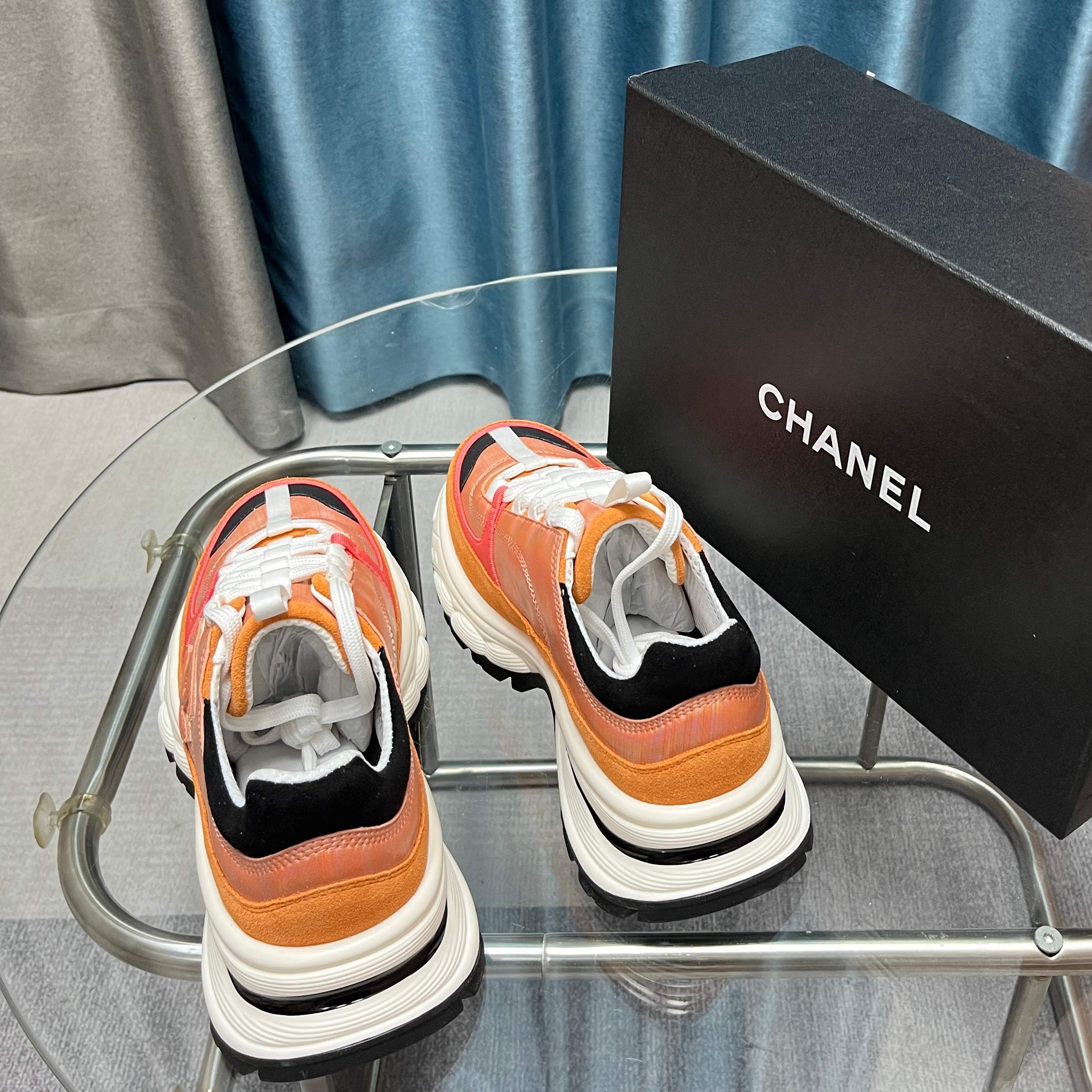 Chanel香奈儿熊猫鞋！2025专柜顶级休闲款运动鞋
这款经典设计；鞋面多种工艺电绣的风格；大底却时尚