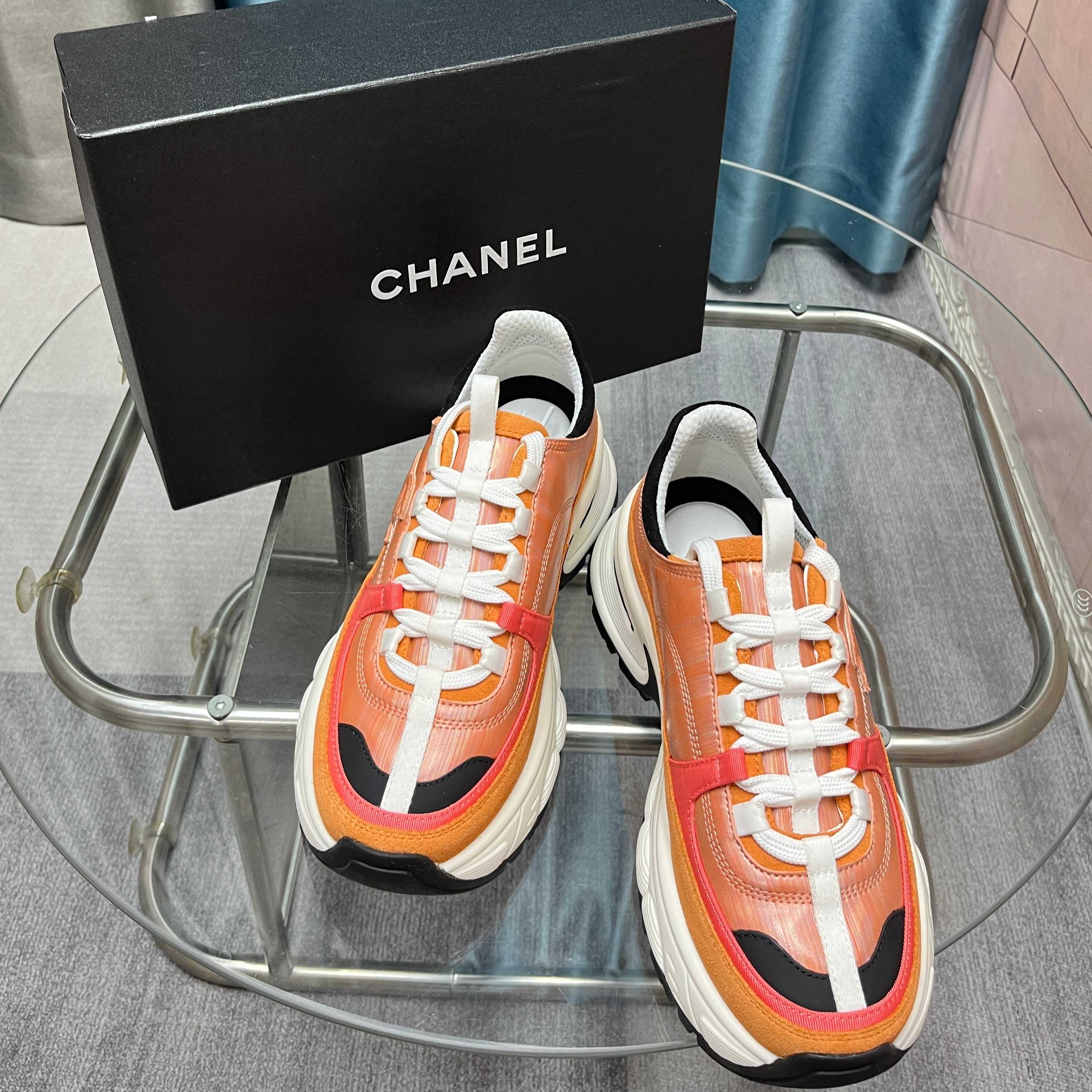 Chanel香奈儿熊猫鞋！2025专柜顶级休闲款运动鞋
这款经典设计；鞋面多种工艺电绣的风格；大底却时尚