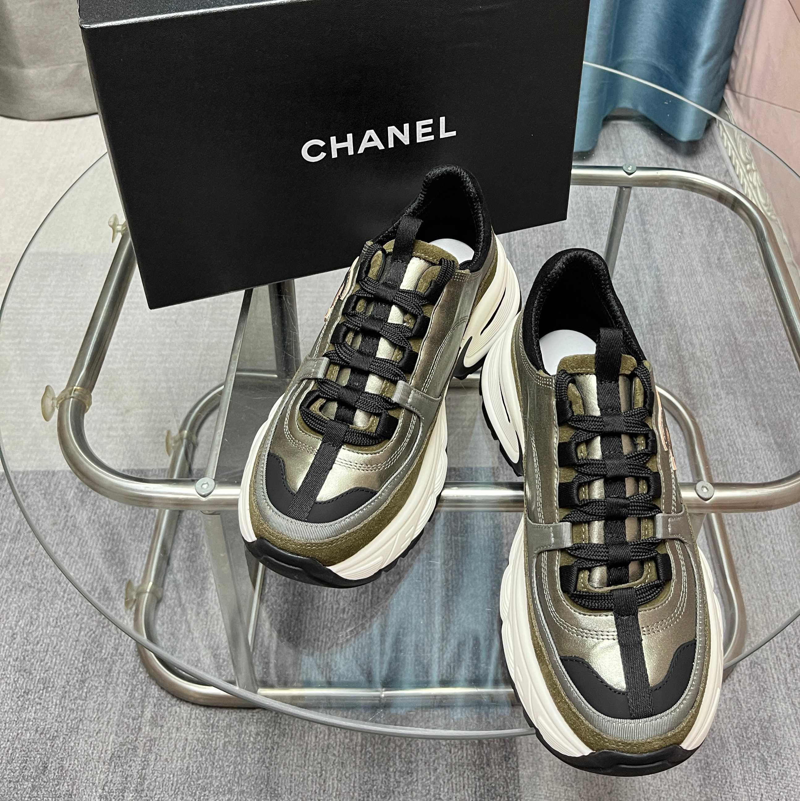 Chanel香奈儿熊猫鞋！2025专柜顶级休闲款运动鞋
这款经典设计；鞋面多种工艺电绣的风格；大底却时尚
