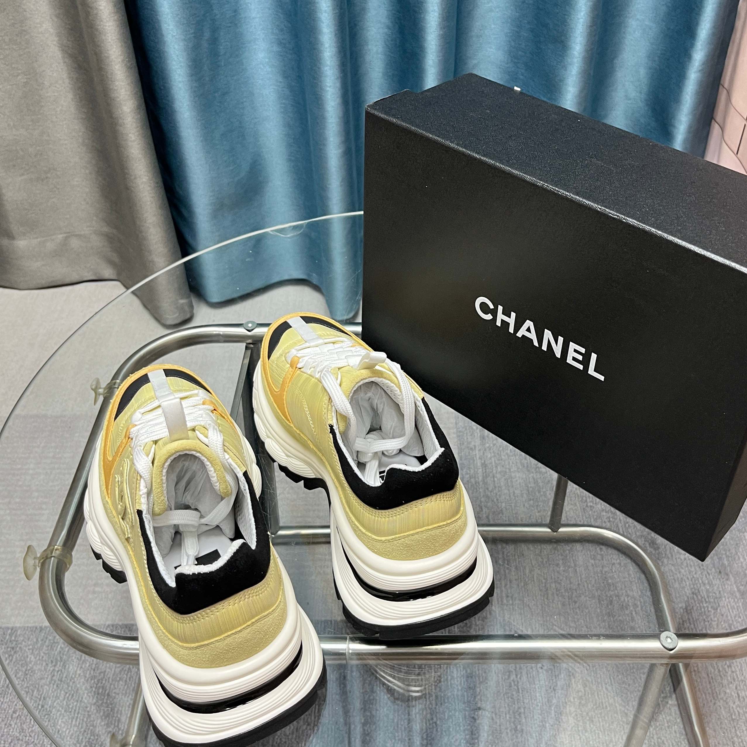 Chanel香奈儿熊猫鞋！2025专柜顶级休闲款运动鞋
这款经典设计；鞋面多种工艺电绣的风格；大底却时尚