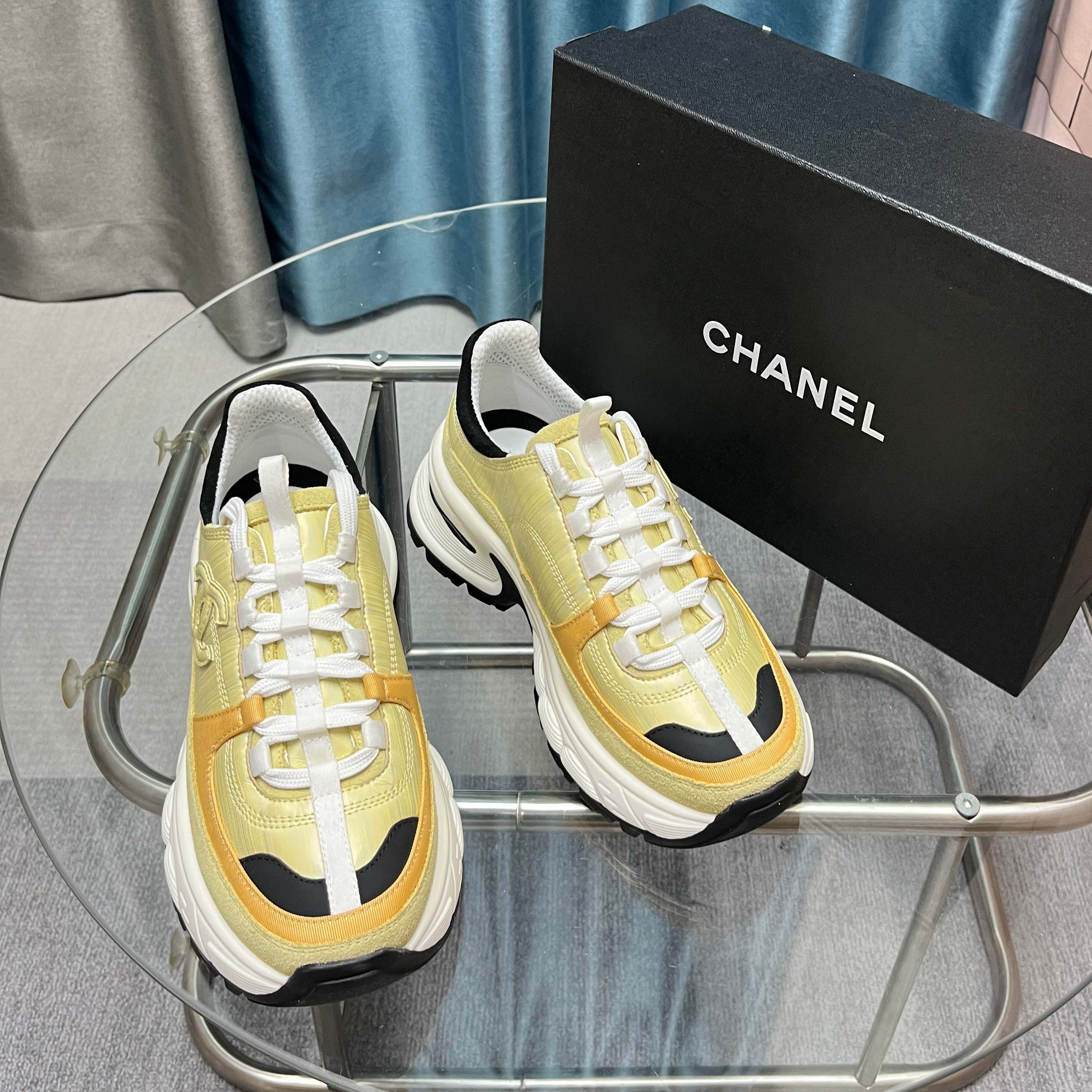 Chanel香奈儿熊猫鞋！2025专柜顶级休闲款运动鞋
这款经典设计；鞋面多种工艺电绣的风格；大底却时尚