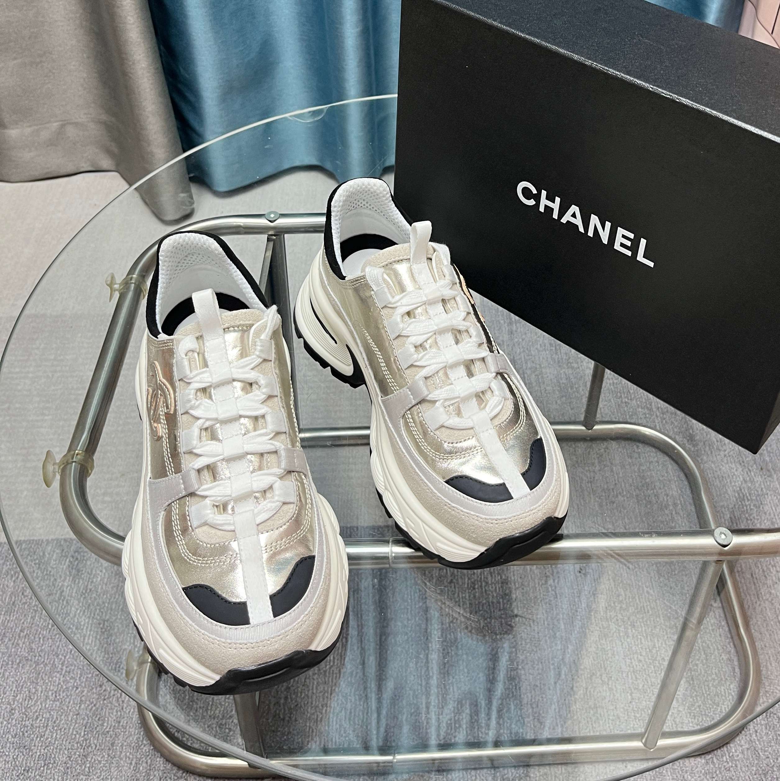 Chanel香奈儿熊猫鞋！2025专柜顶级休闲款运动鞋
这款经典设计；鞋面多种工艺电绣的风格；大底却时尚
