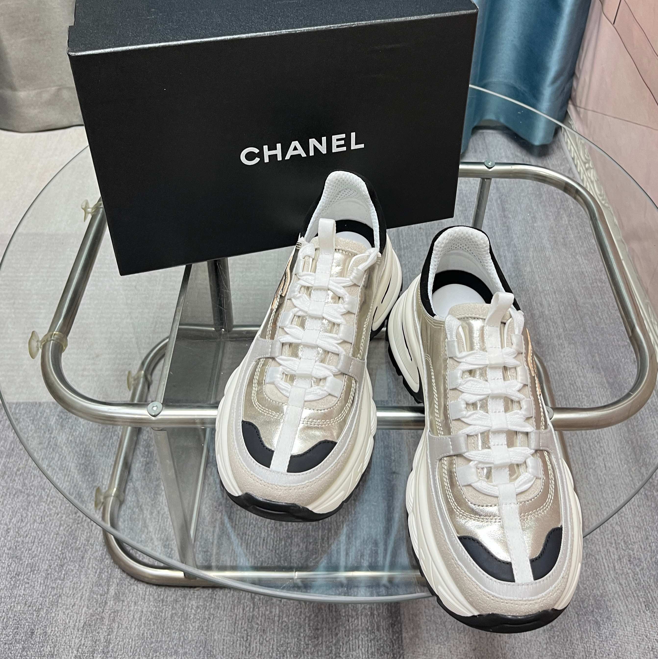 Chanel香奈儿熊猫鞋！2025专柜顶级休闲款运动鞋
这款经典设计；鞋面多种工艺电绣的风格；大底却时尚