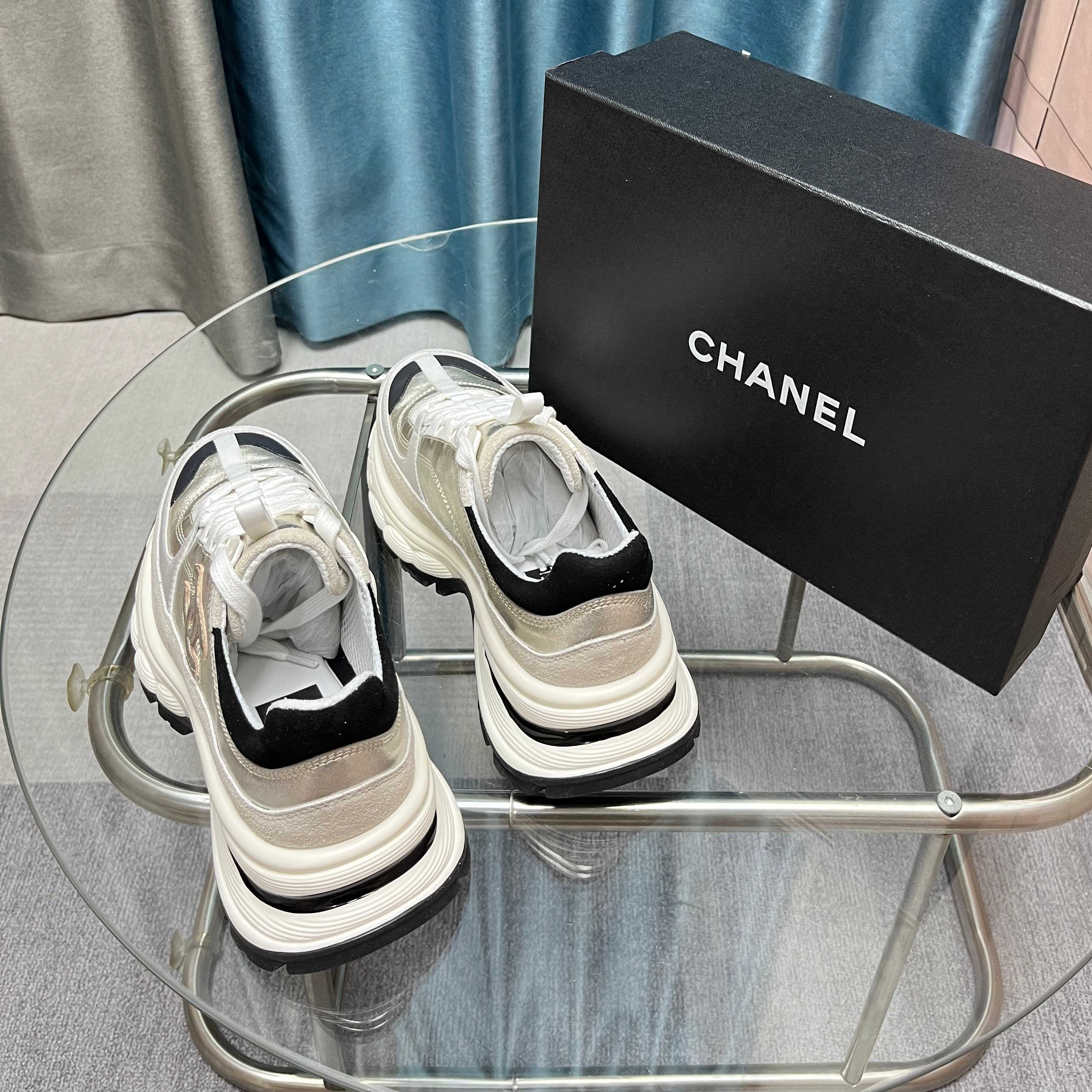 Chanel香奈儿熊猫鞋！2025专柜顶级休闲款运动鞋
这款经典设计；鞋面多种工艺电绣的风格；大底却时尚