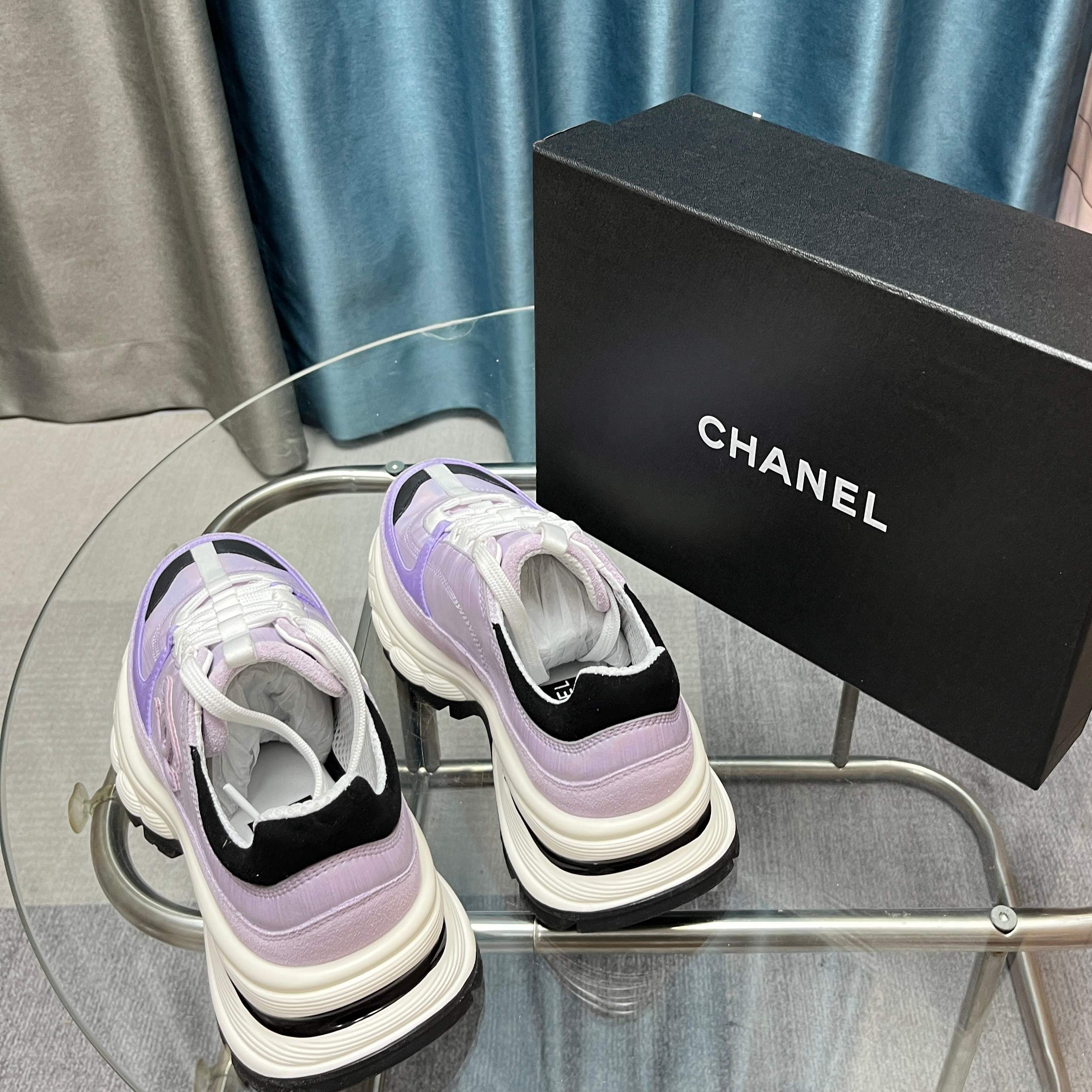 Chanel香奈儿熊猫鞋！2025专柜顶级休闲款运动鞋
这款经典设计；鞋面多种工艺电绣的风格；大底却时尚