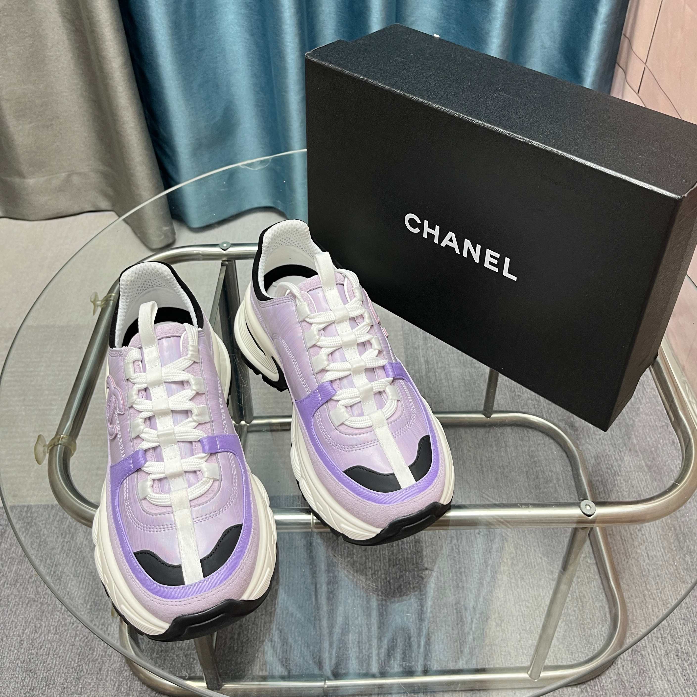 Chanel香奈儿熊猫鞋！2025专柜顶级休闲款运动鞋
这款经典设计；鞋面多种工艺电绣的风格；大底却时尚