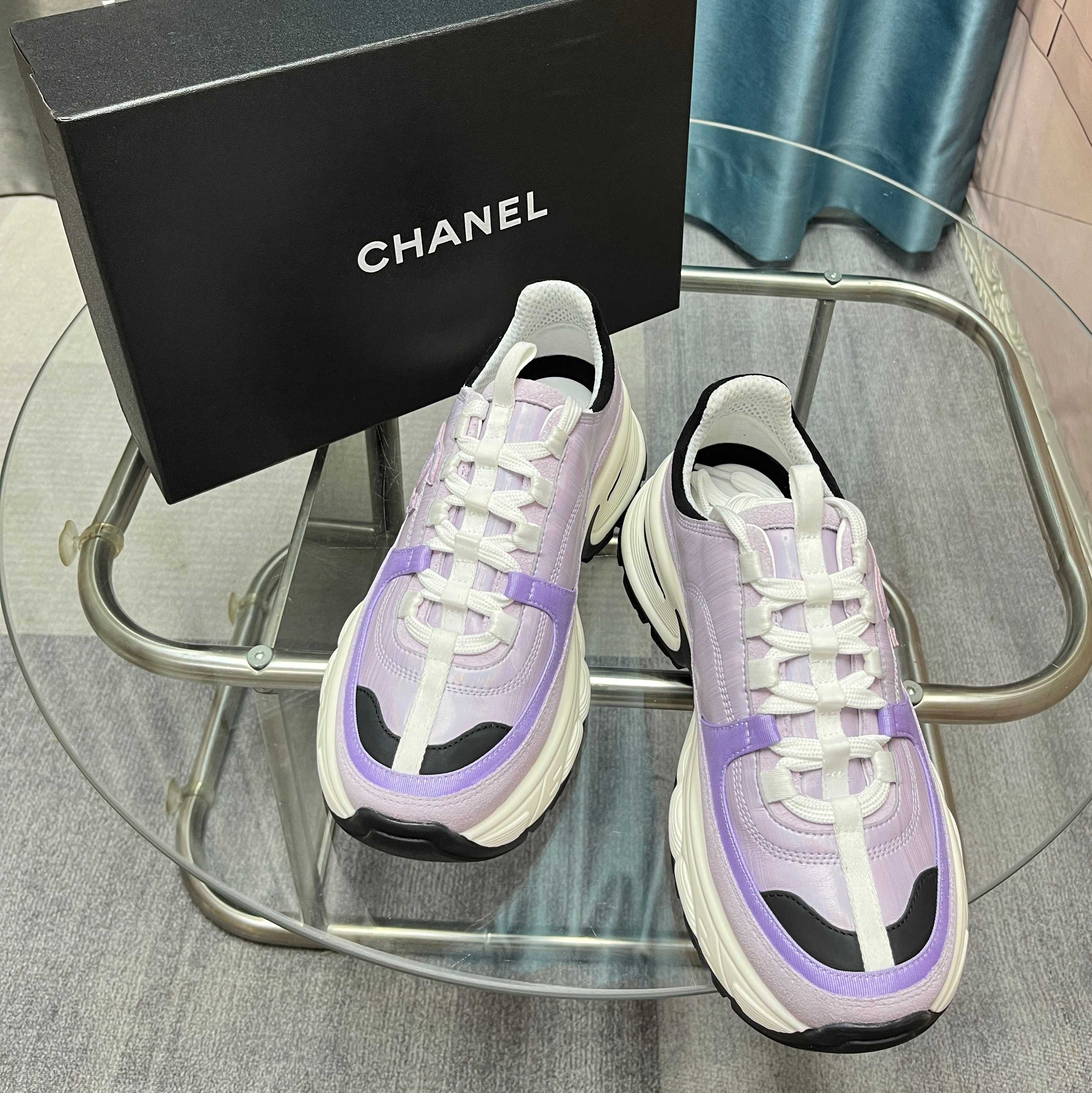 Chanel香奈儿熊猫鞋！2025专柜顶级休闲款运动鞋
这款经典设计；鞋面多种工艺电绣的风格；大底却时尚