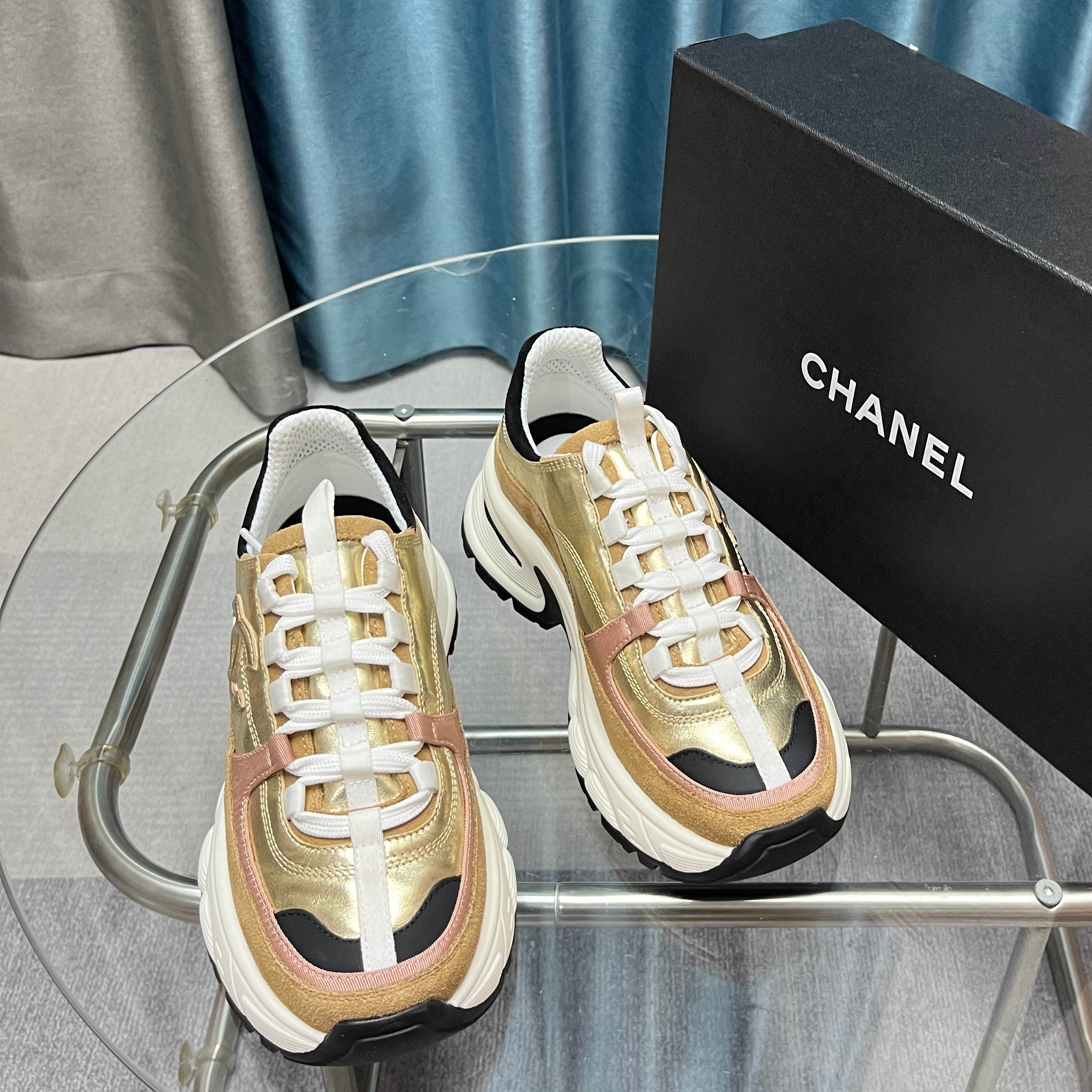 Chanel香奈儿熊猫鞋！2025专柜顶级休闲款运动鞋
这款经典设计；鞋面多种工艺电绣的风格；大底却时尚