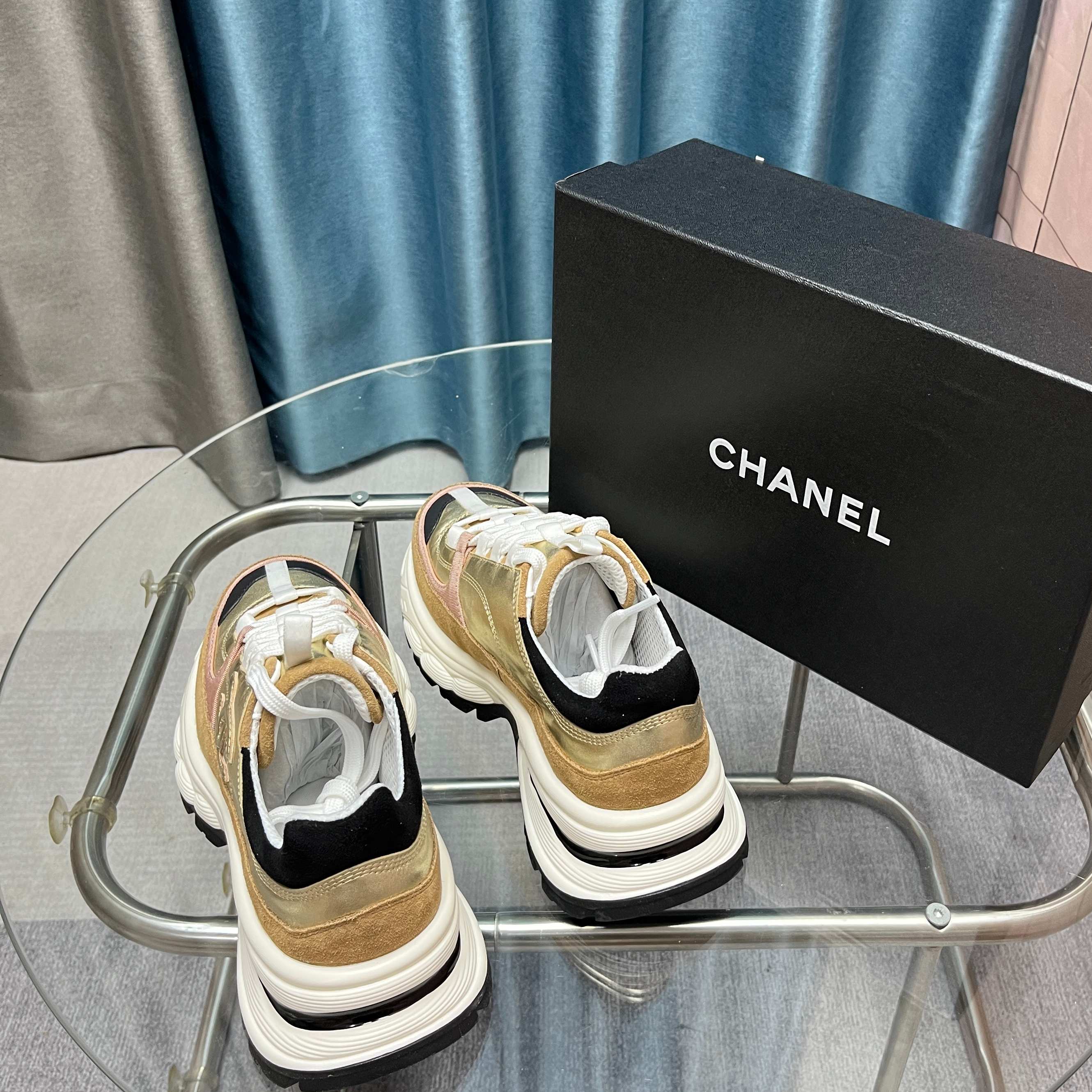 Chanel香奈儿熊猫鞋！2025专柜顶级休闲款运动鞋
这款经典设计；鞋面多种工艺电绣的风格；大底却时尚