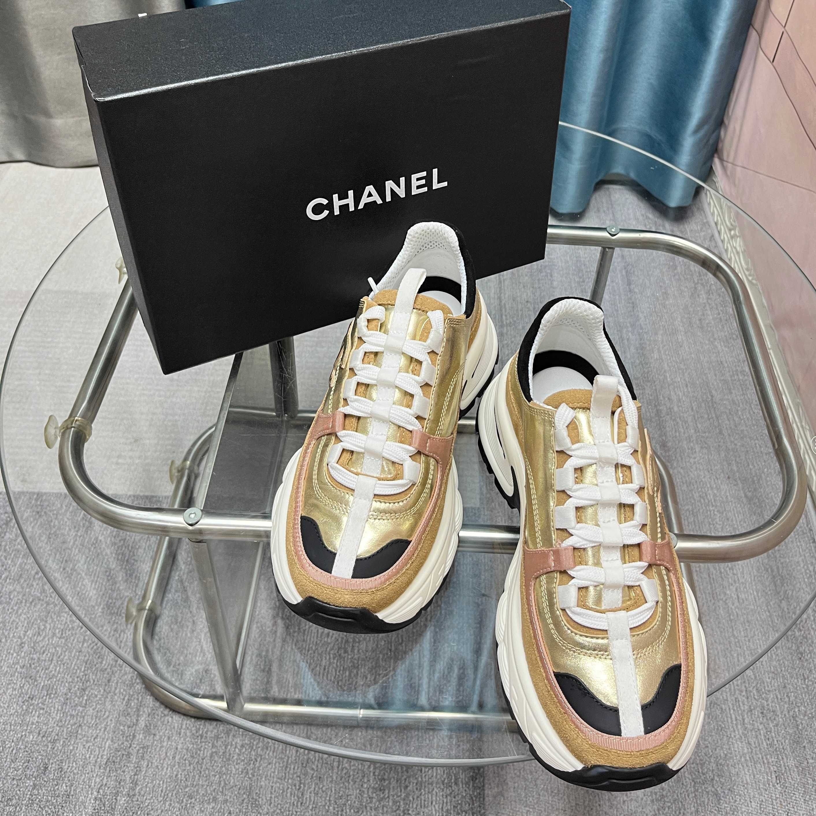 Chanel香奈儿熊猫鞋！2025专柜顶级休闲款运动鞋
这款经典设计；鞋面多种工艺电绣的风格；大底却时尚